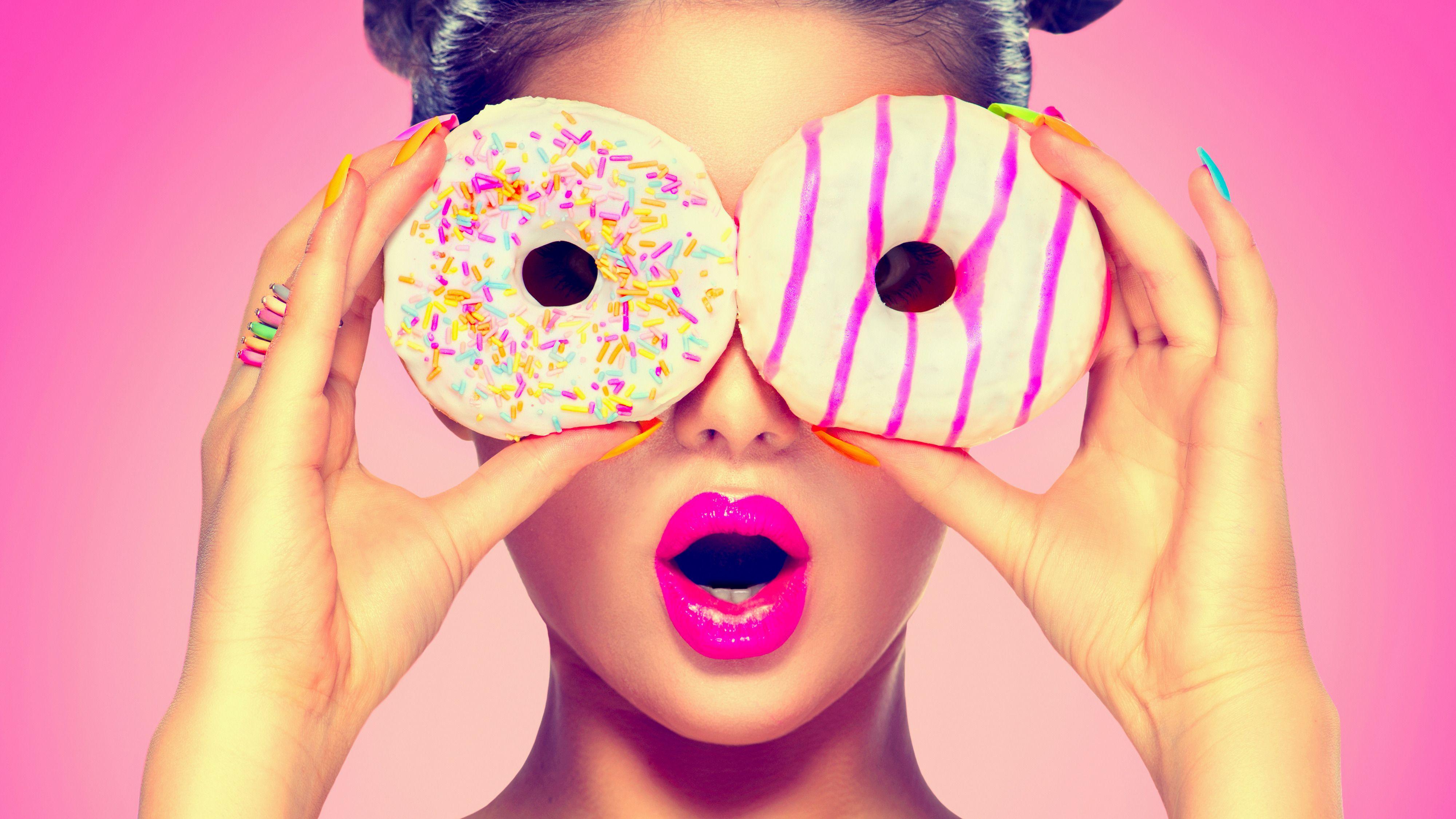 Картинка на аватарку для женщины прикольные. Девушка с пончиком. Фотосессия с пончиками. Фотосессия со сладостями. Яркая девушка.