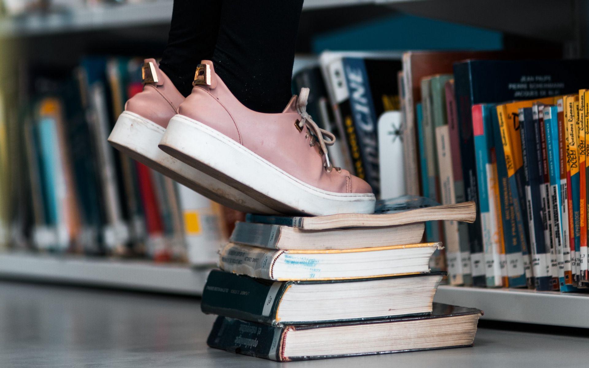 1920x1200 Download wallpaper 1920x1200 books, legs, bookcase, bookshelves