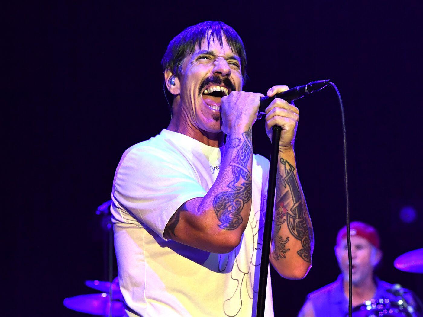 1400x1050 Live Review: Red Hot Chili Peppers Mix Old School Delights