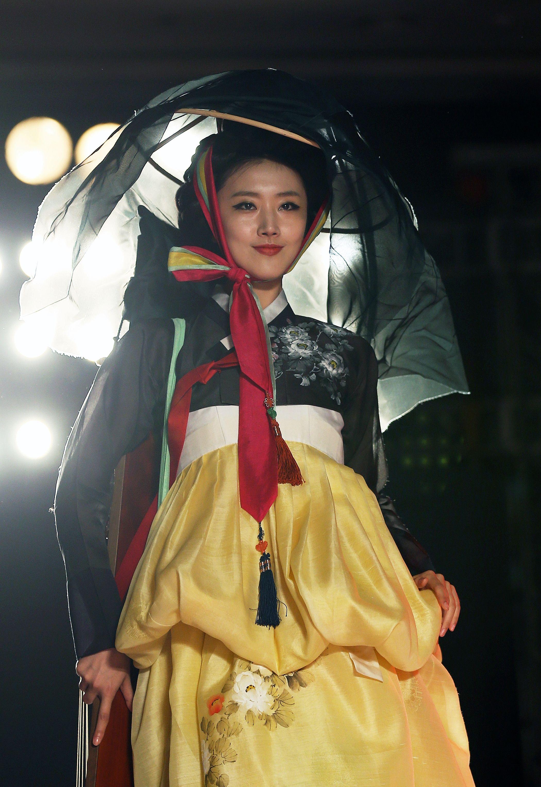 2100x3053 KOCIS Korea Hanbok AoDai FashionShow