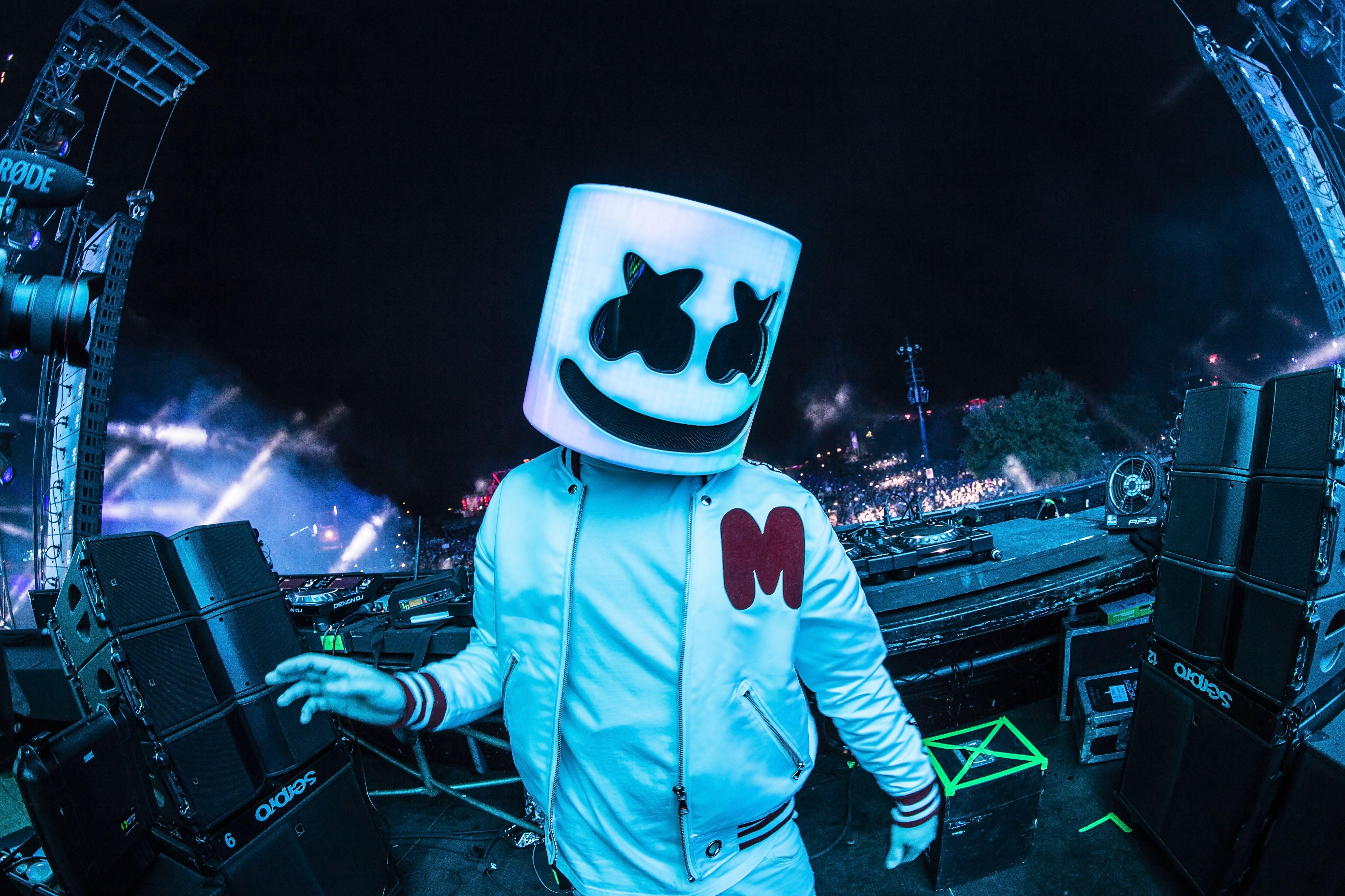 5472x3648 DJ Marshmello On Stage Live Wallpaper