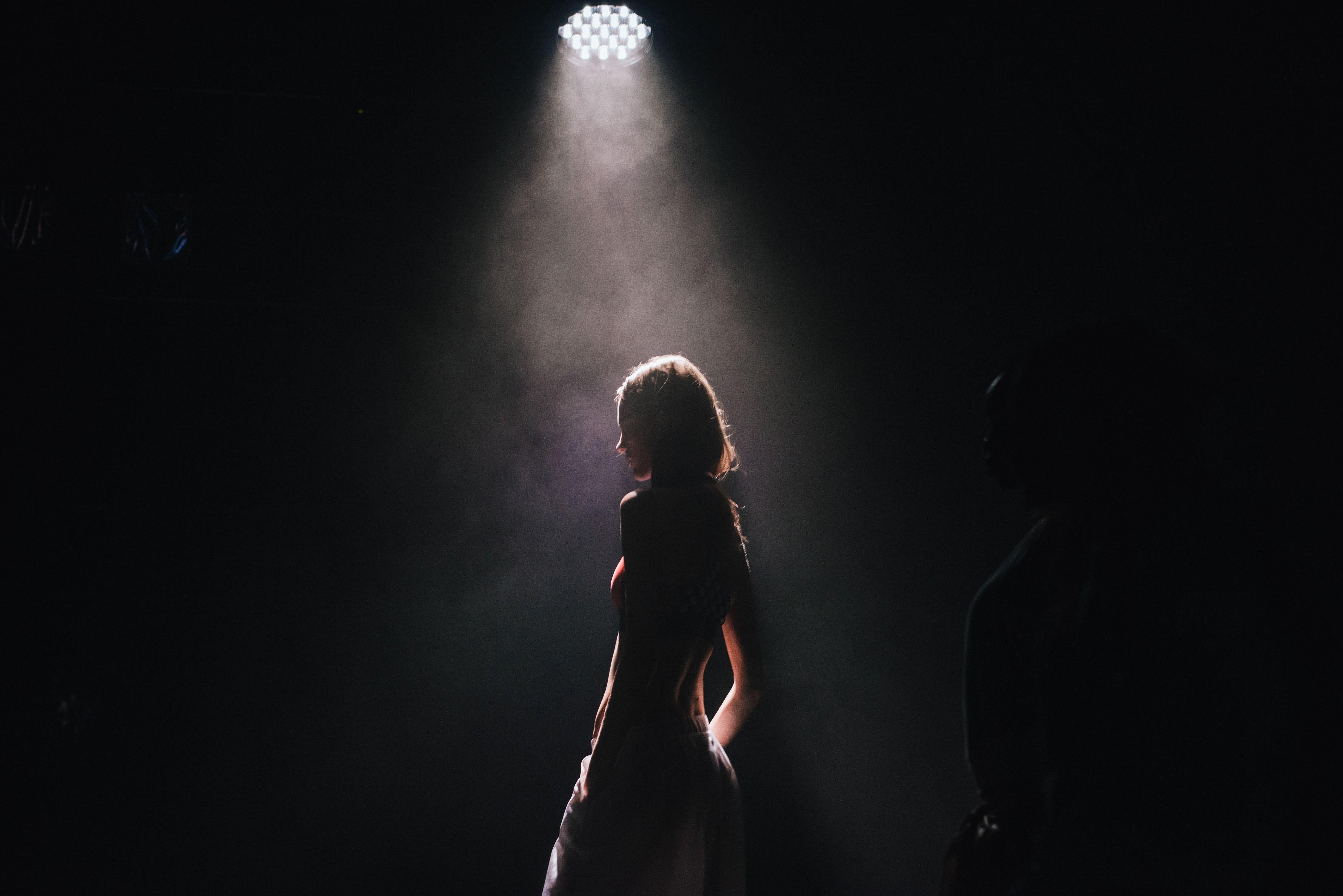 4500x3003 Dark Spotlight Stage People Girl 4k Wallpaper and Free