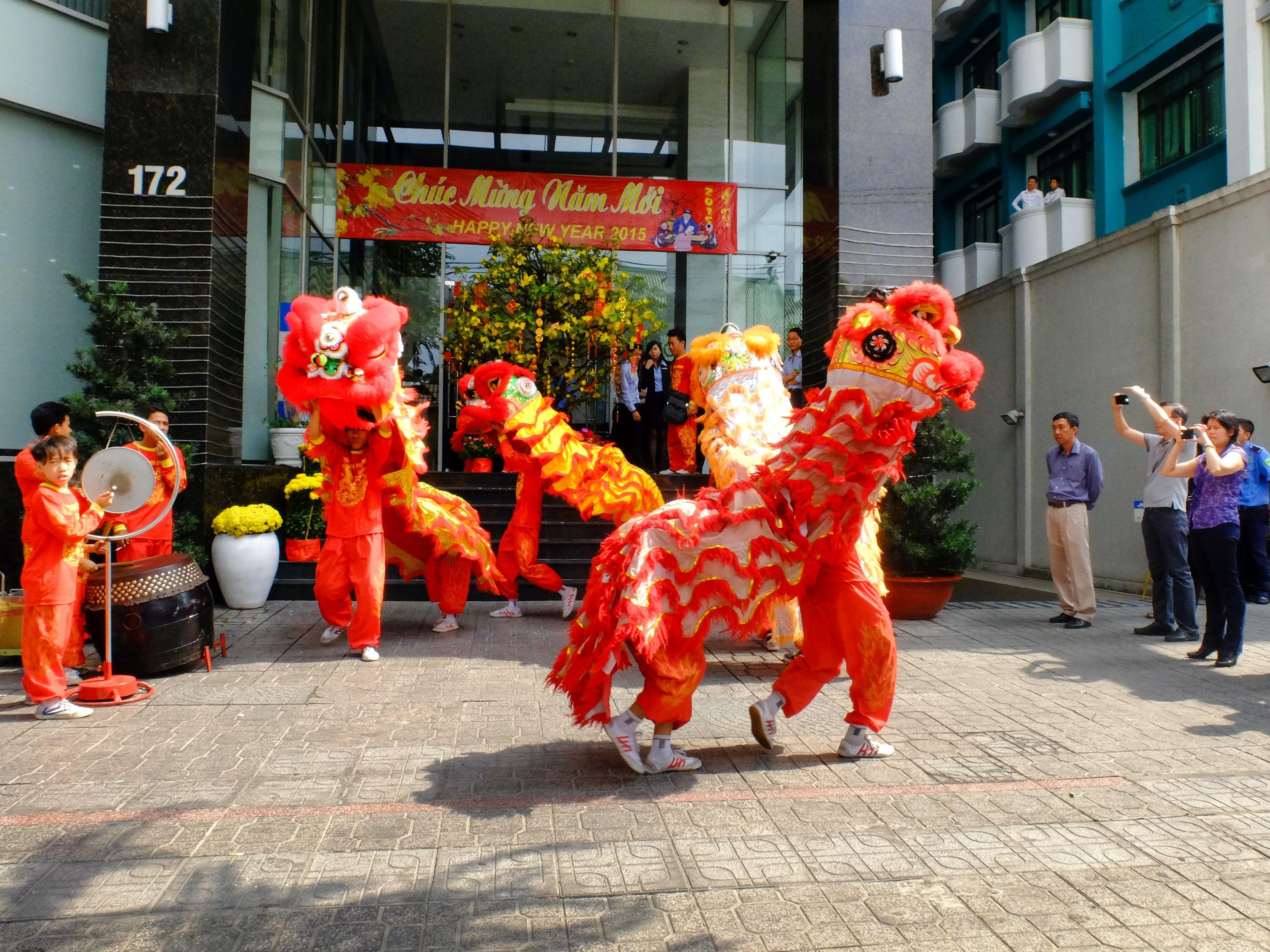 4000x3000 People Performing Dragon Dance · Free