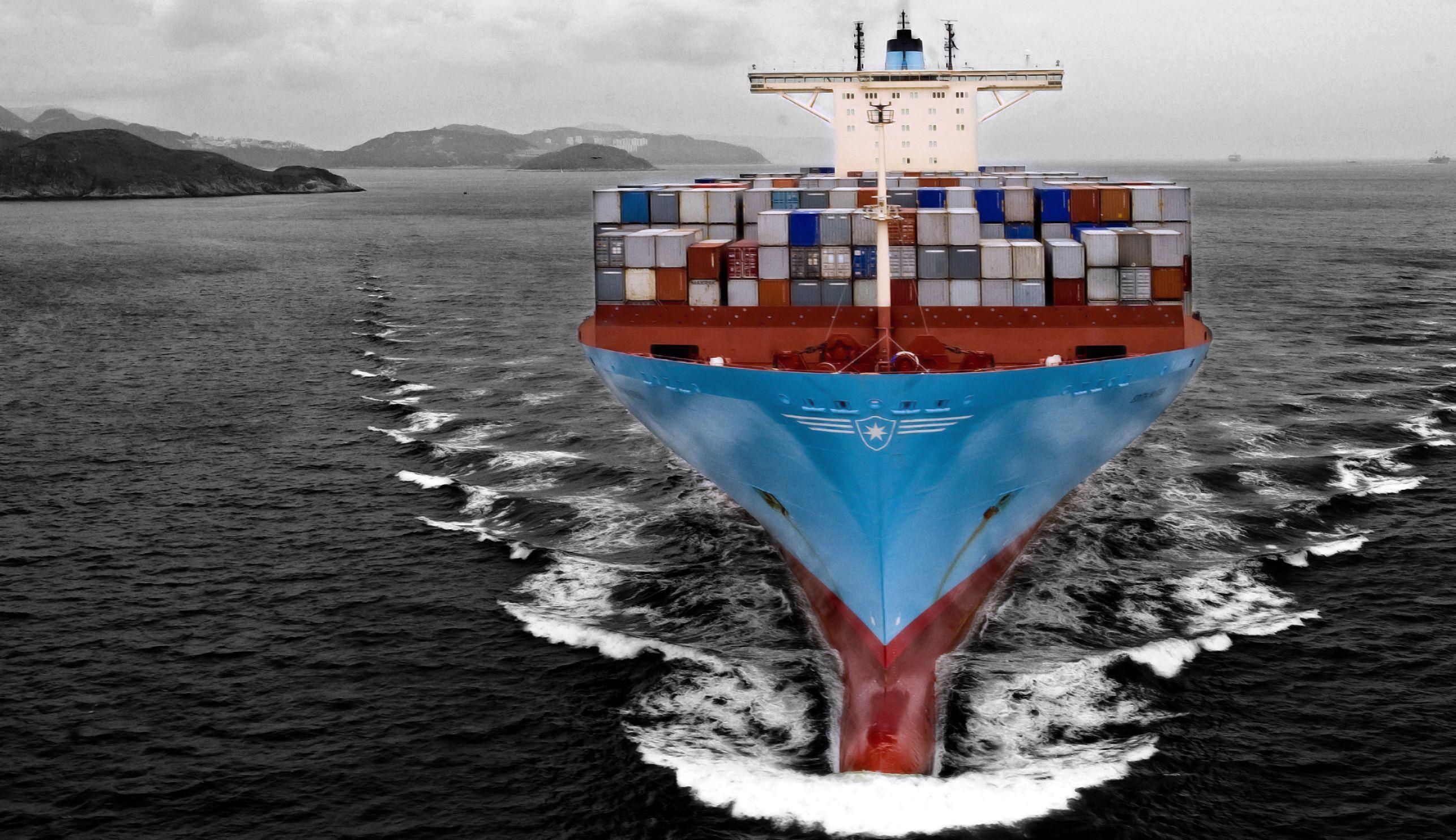 2572x1484 A container ship Wallpaper