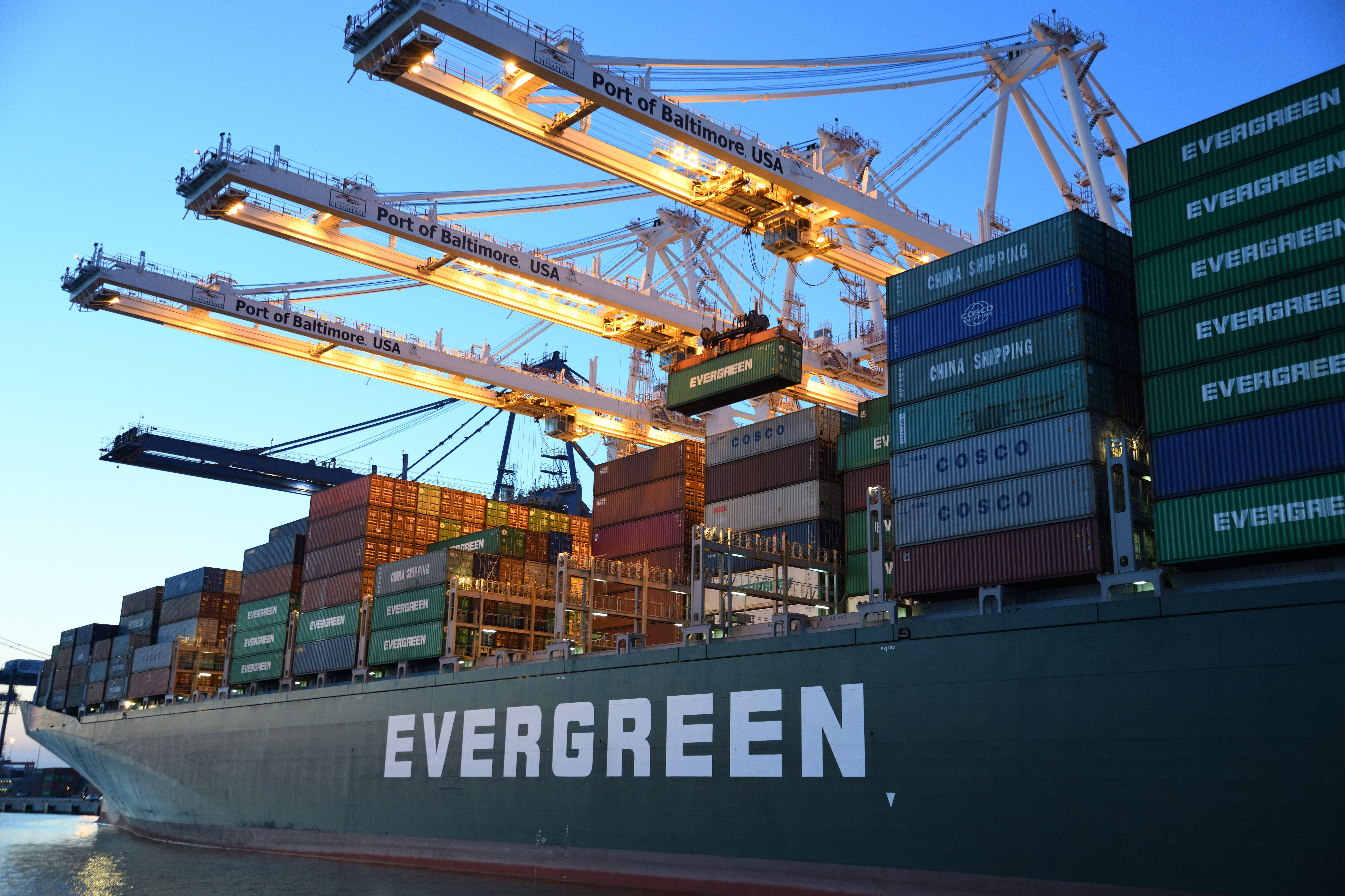 8192x5461 Green and Gray Evergreen Cargo Ship · Free