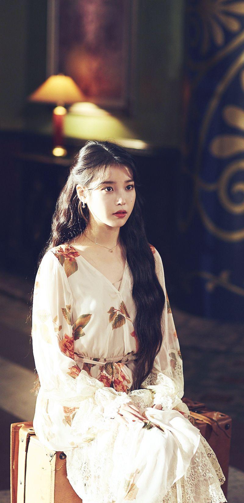 800x1645 IU Hotel DelLuna Wallpaper & LockScreen trong 2020. Nữ thần, Dép