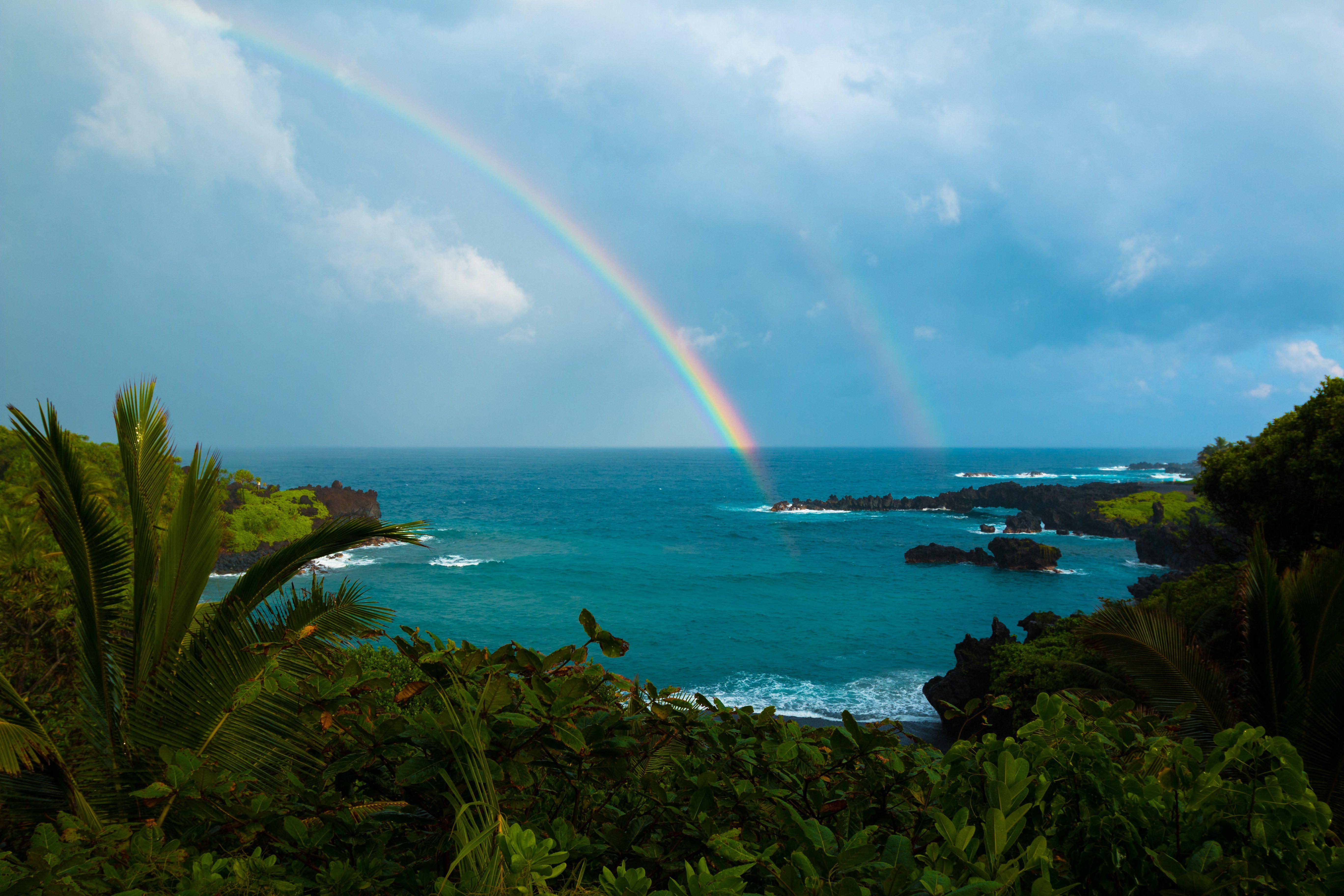 5472x3648 Rainbows Over Waianapana Beach in Maui Hawaii 4K wallpaper