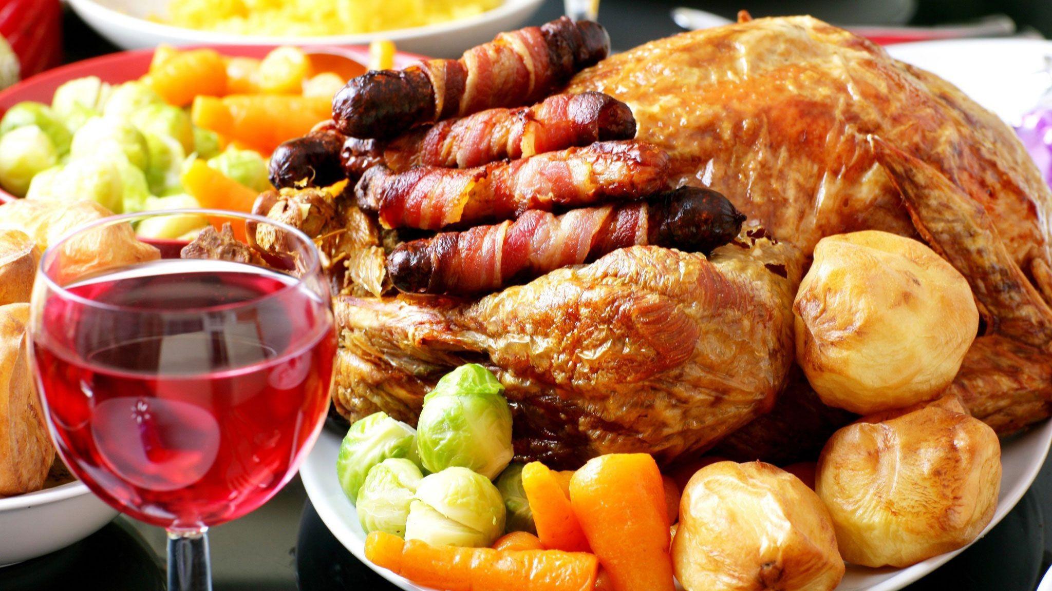 2048x1152 Christmas roast dinner with roast potatoes, carrots and brussel