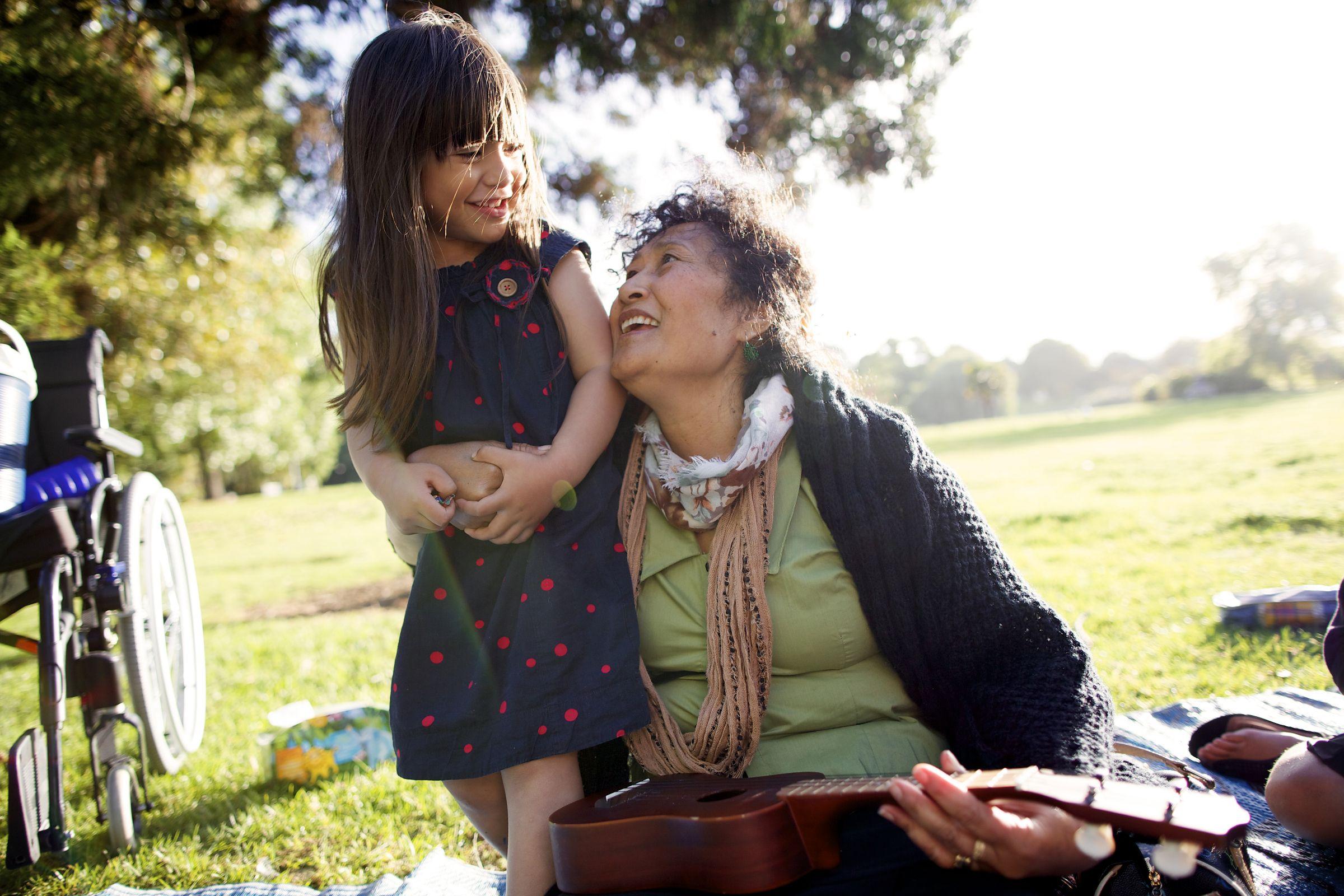 2400x1600 Free download Grandmother and Granddaughter Outside 2400x1600