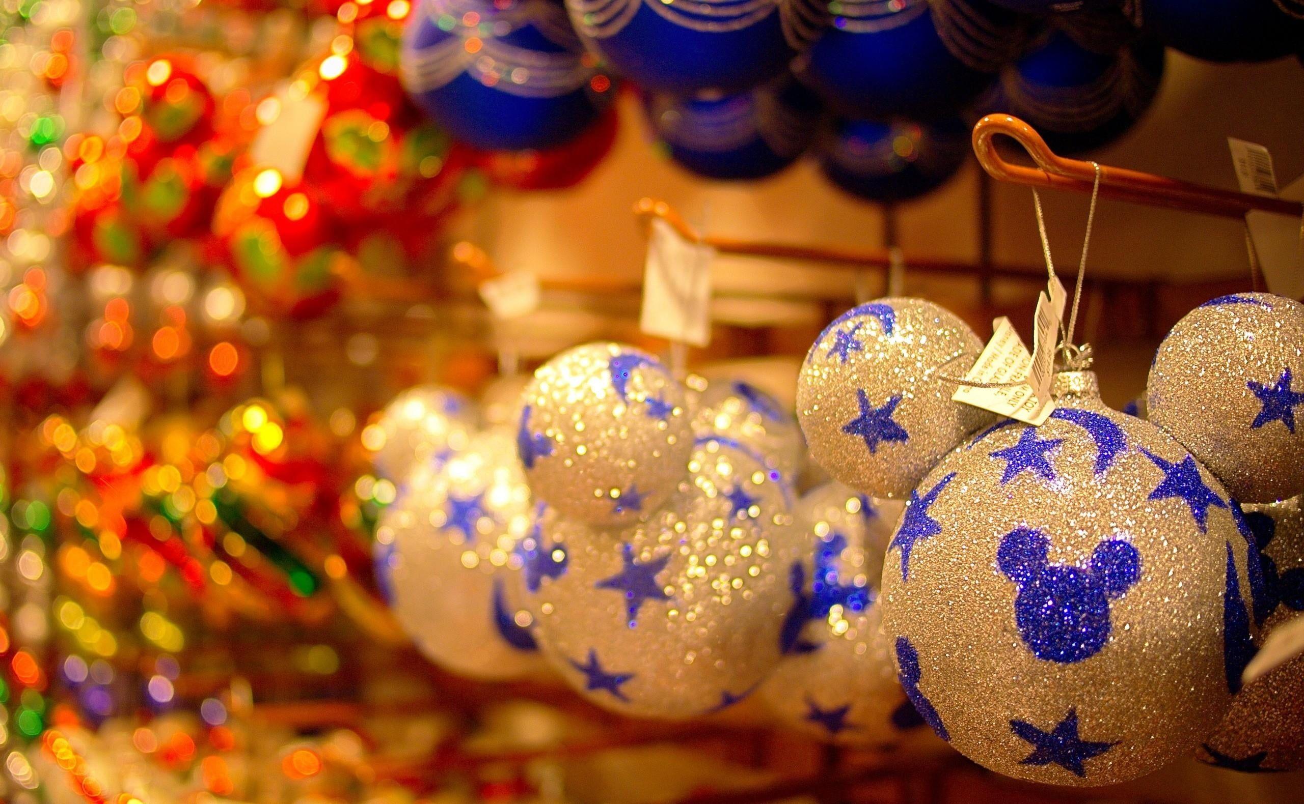 2560x1580 Selective focus photography of Disney Mickey Mouse bauble HD