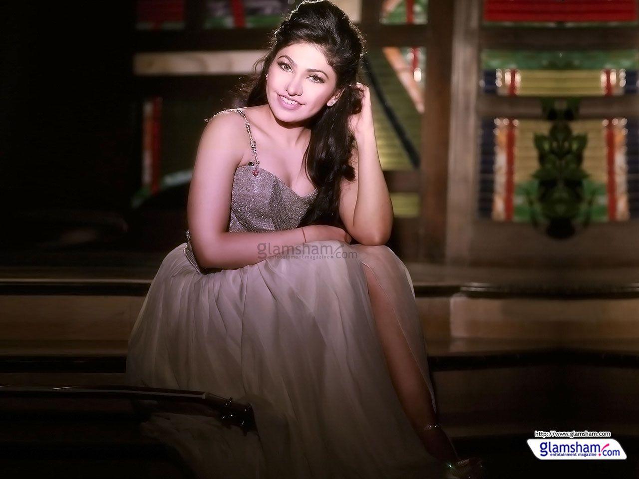 1280x960 Tulsi Kumar HD Wallpaper & Background Download