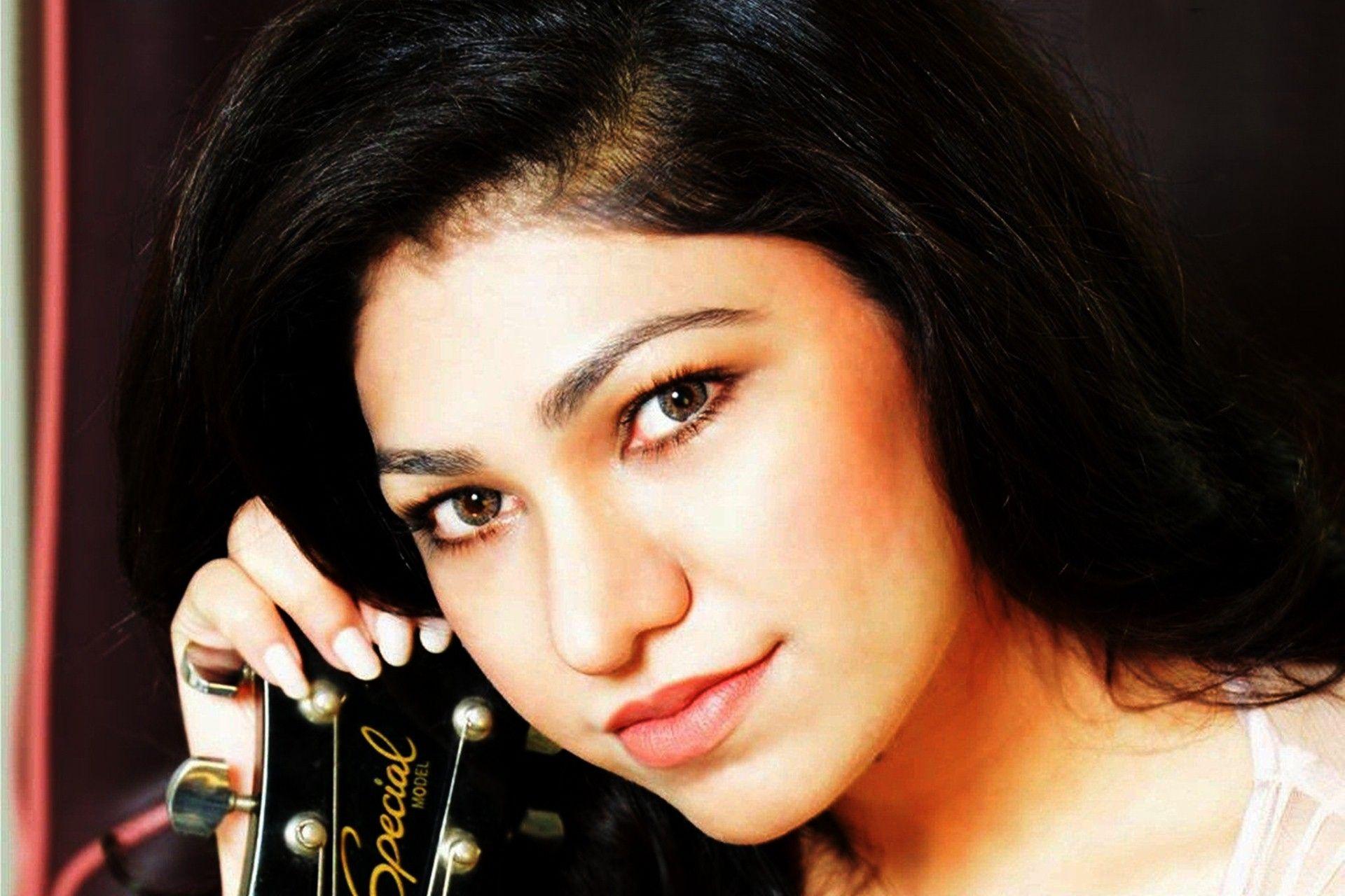 1920x1280 Tulsi Kumar Wallpaper HD 16153
