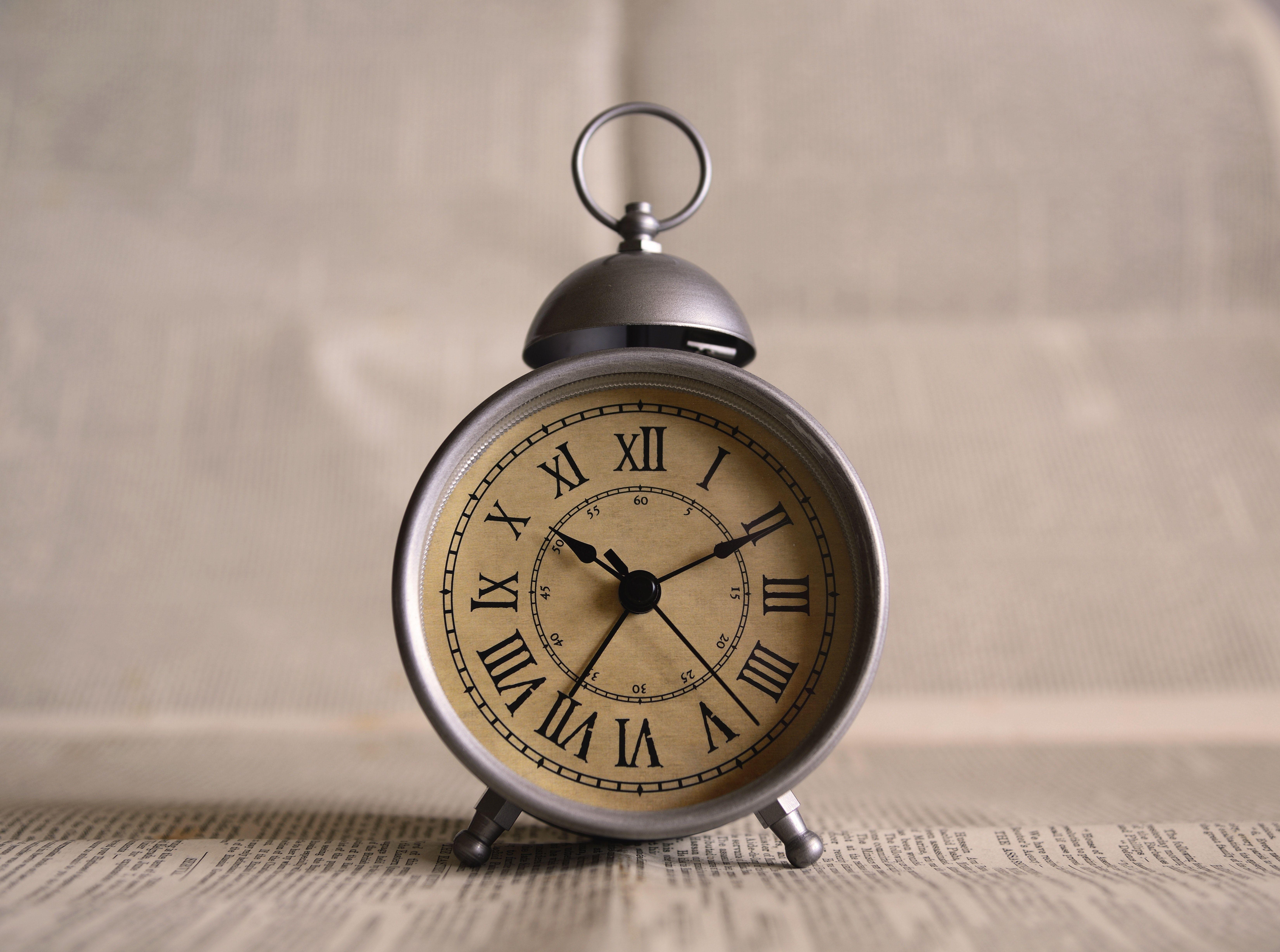6600x4912 Gray Analog Clock Displaying at 10:36 · Free