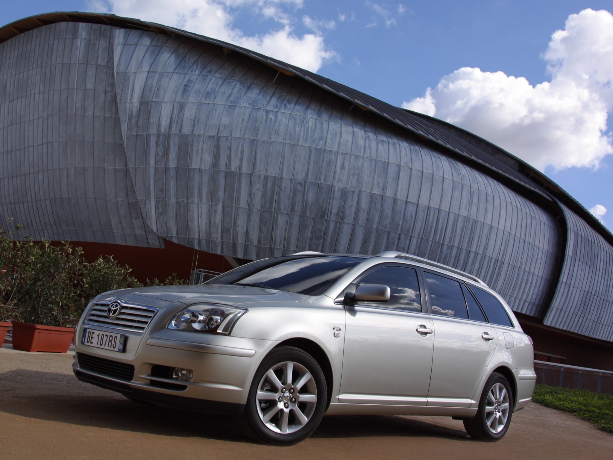 2048x1536 TOYOTA Avensis Wagon Specs, Performance & Photo - 2006