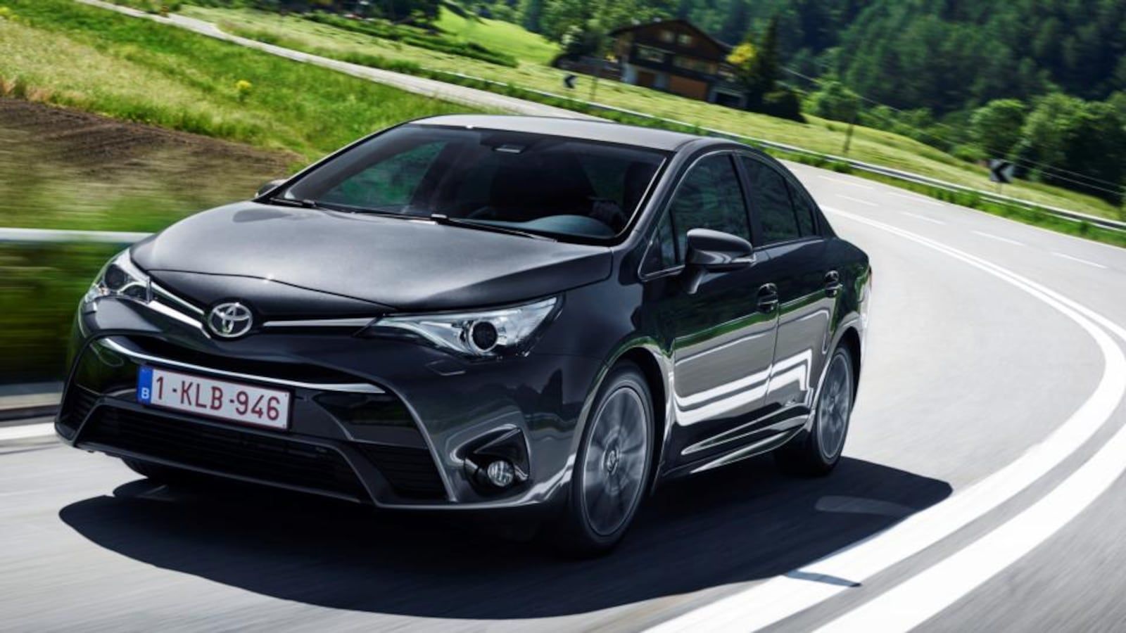 1600x900 Toyota Avensis: an old reliable gets a new styling