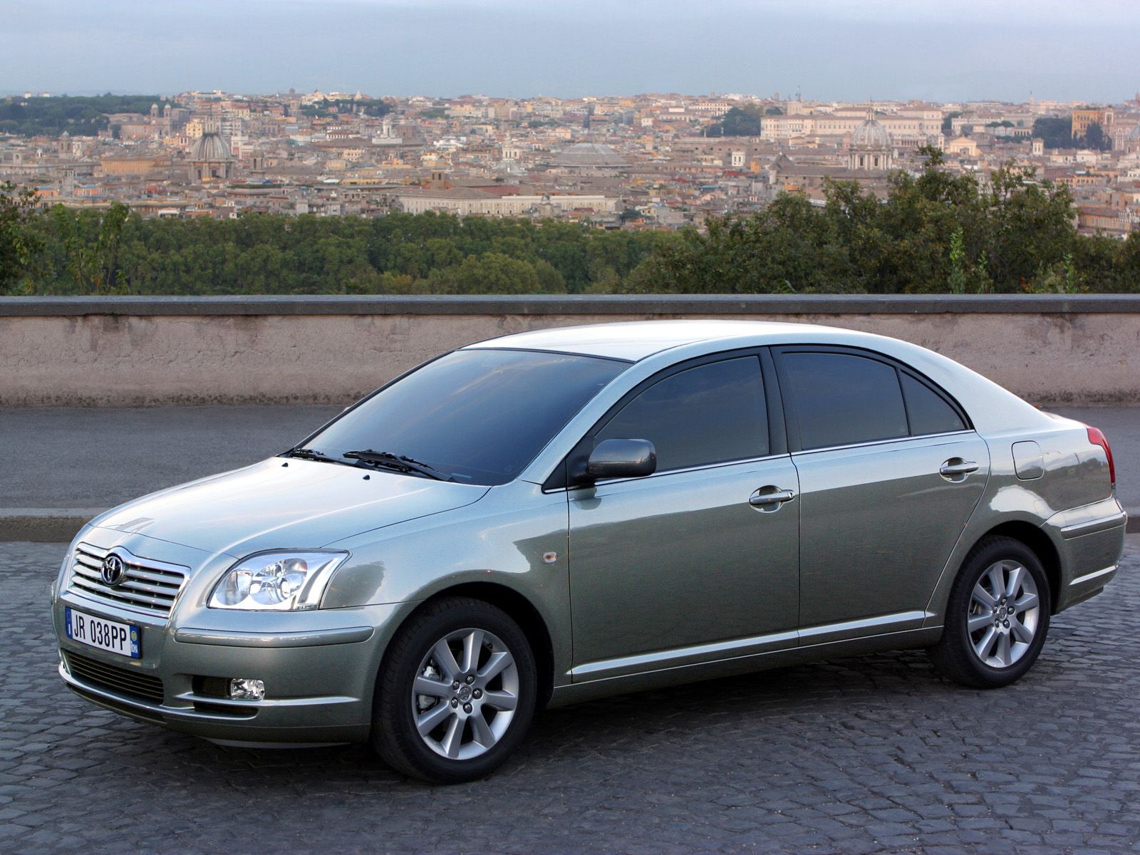1600x1200 TOYOTA Avensis Liftback Specs, Performance & Photo - 2006