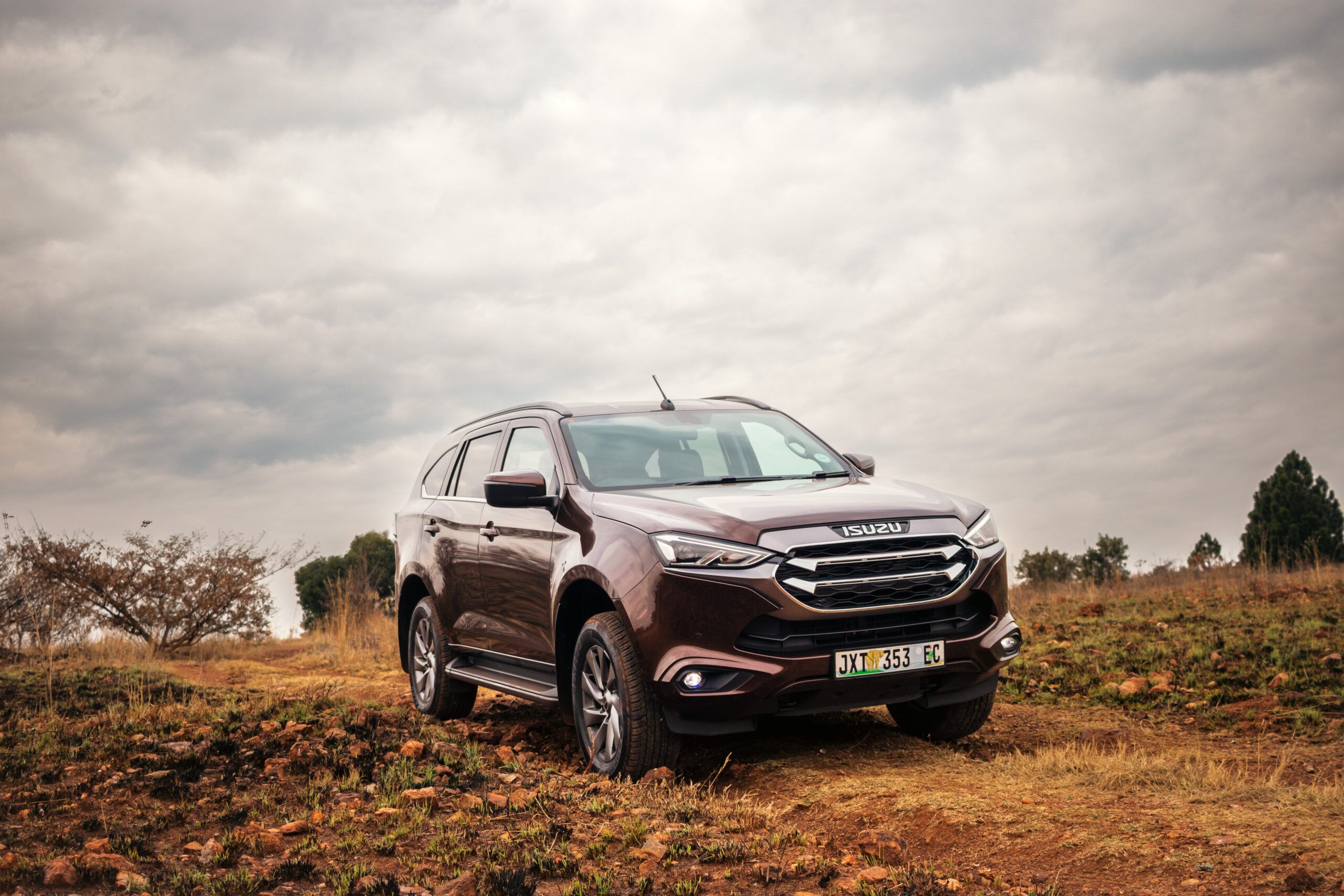 2560x1707 Driven: New Isuzu MU X People's Cars
