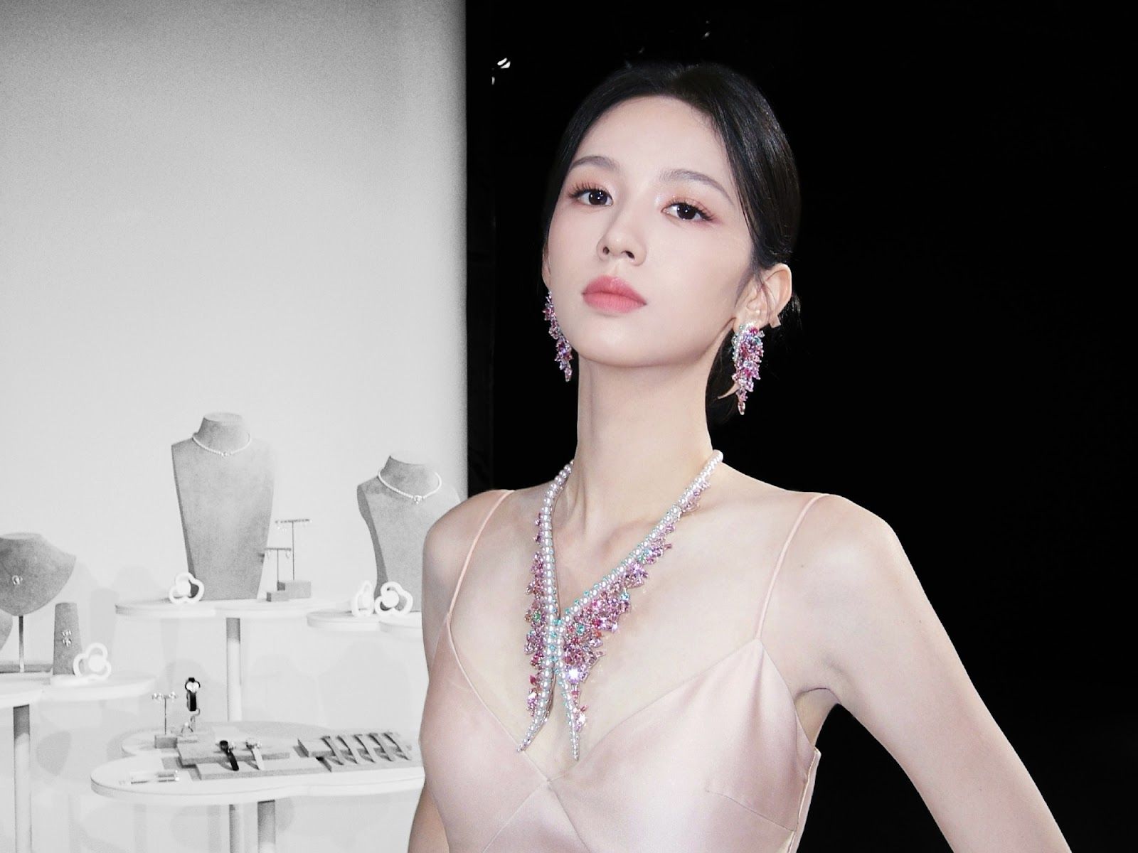 1600x1200 China Entertainment News: Zhou Ye at brand event