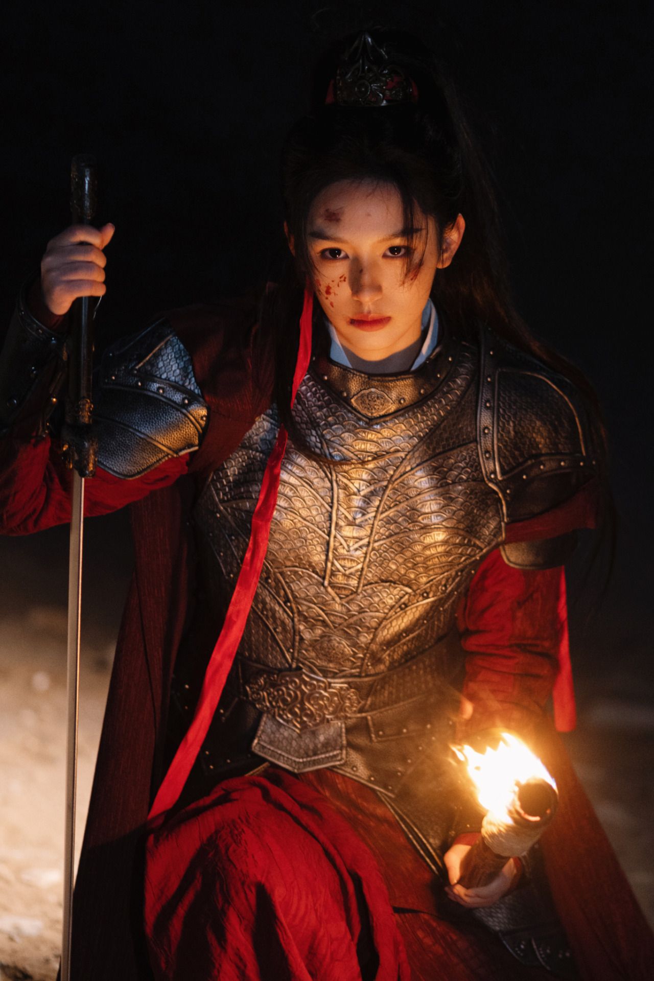 1280x1920 Zhou Ye looks dashingly handsome in her battle scars and gear and sword riding horse as General He Yan in Legend of the Female