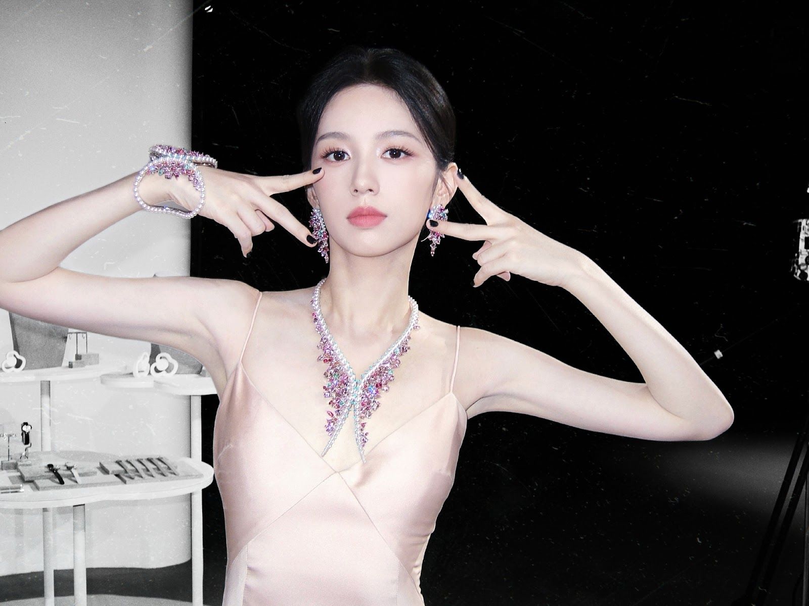 1600x1200 China Entertainment News: Zhou Ye at brand event