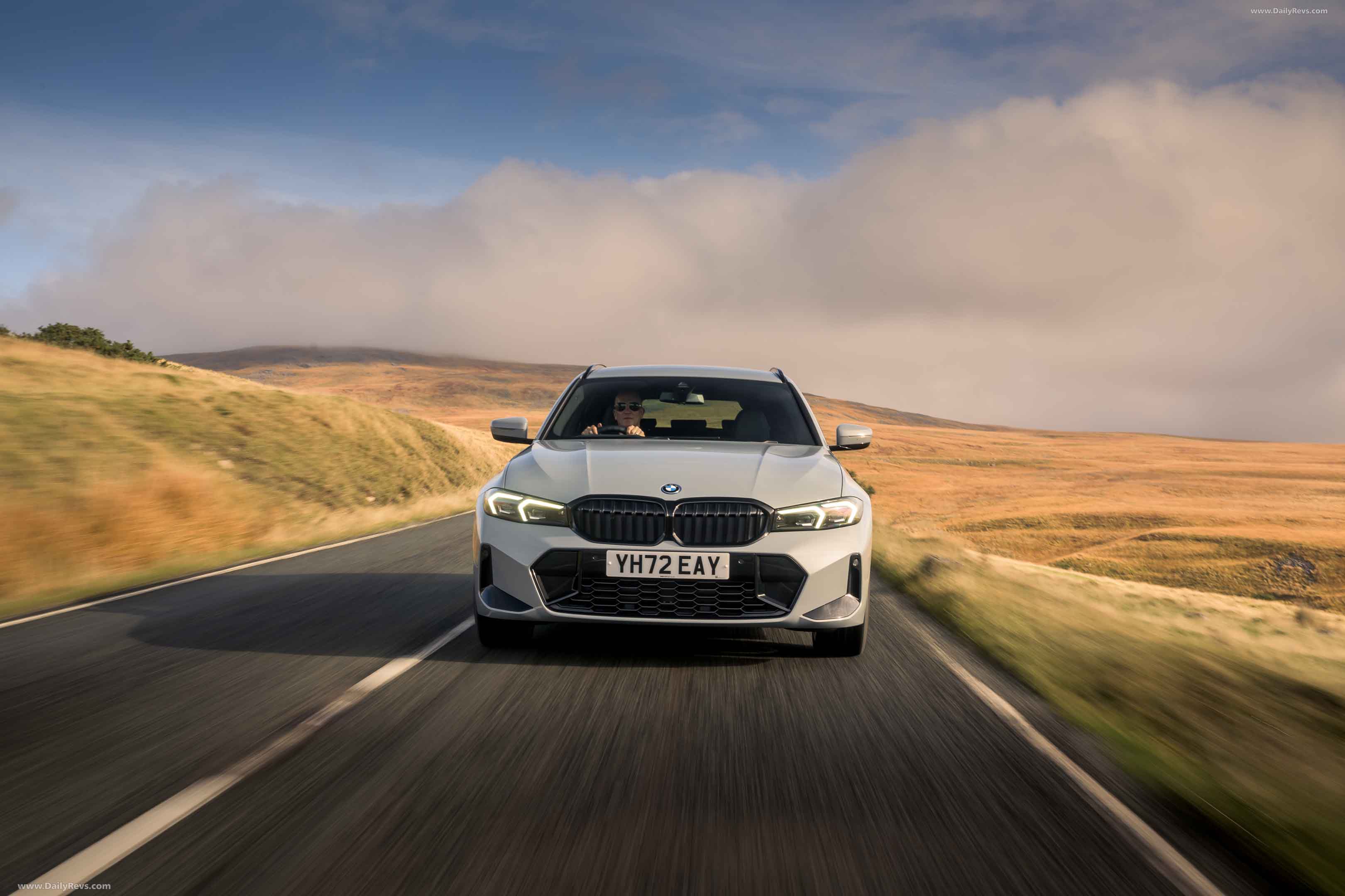 3240x2160 BMW 330e Touring G21 UK Version HD Photo, Videos, Specs, Features & Price