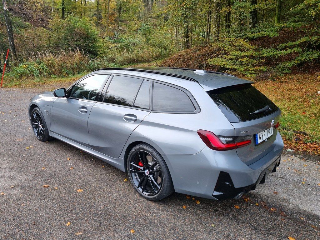 1024x768 BMW 330e Touring M Sport G21 LCi