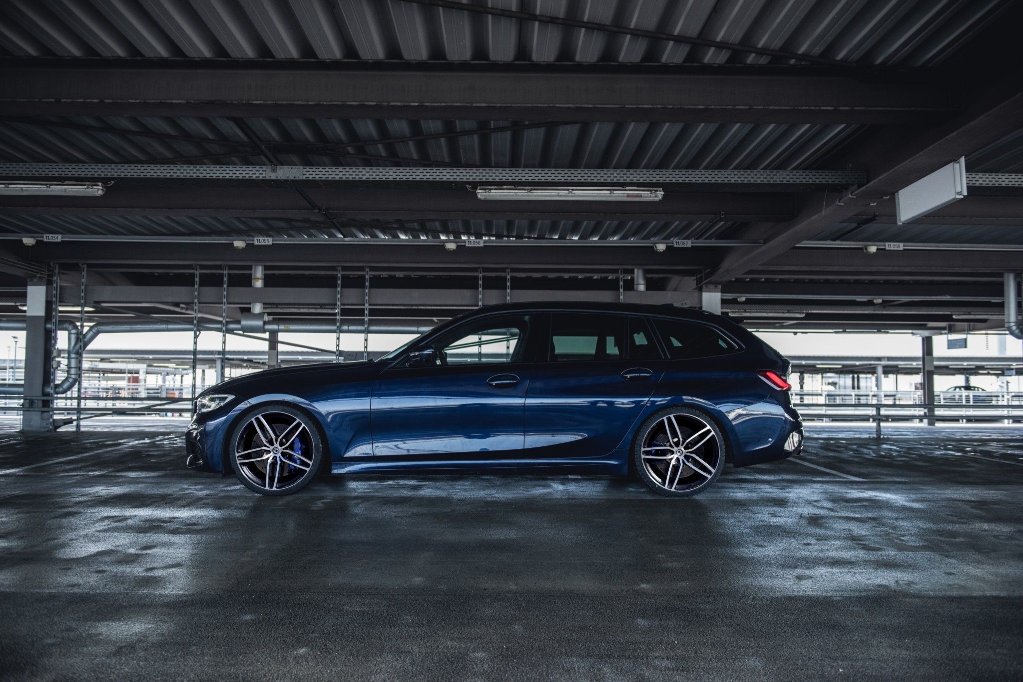2048x1366 BMW G21 all black