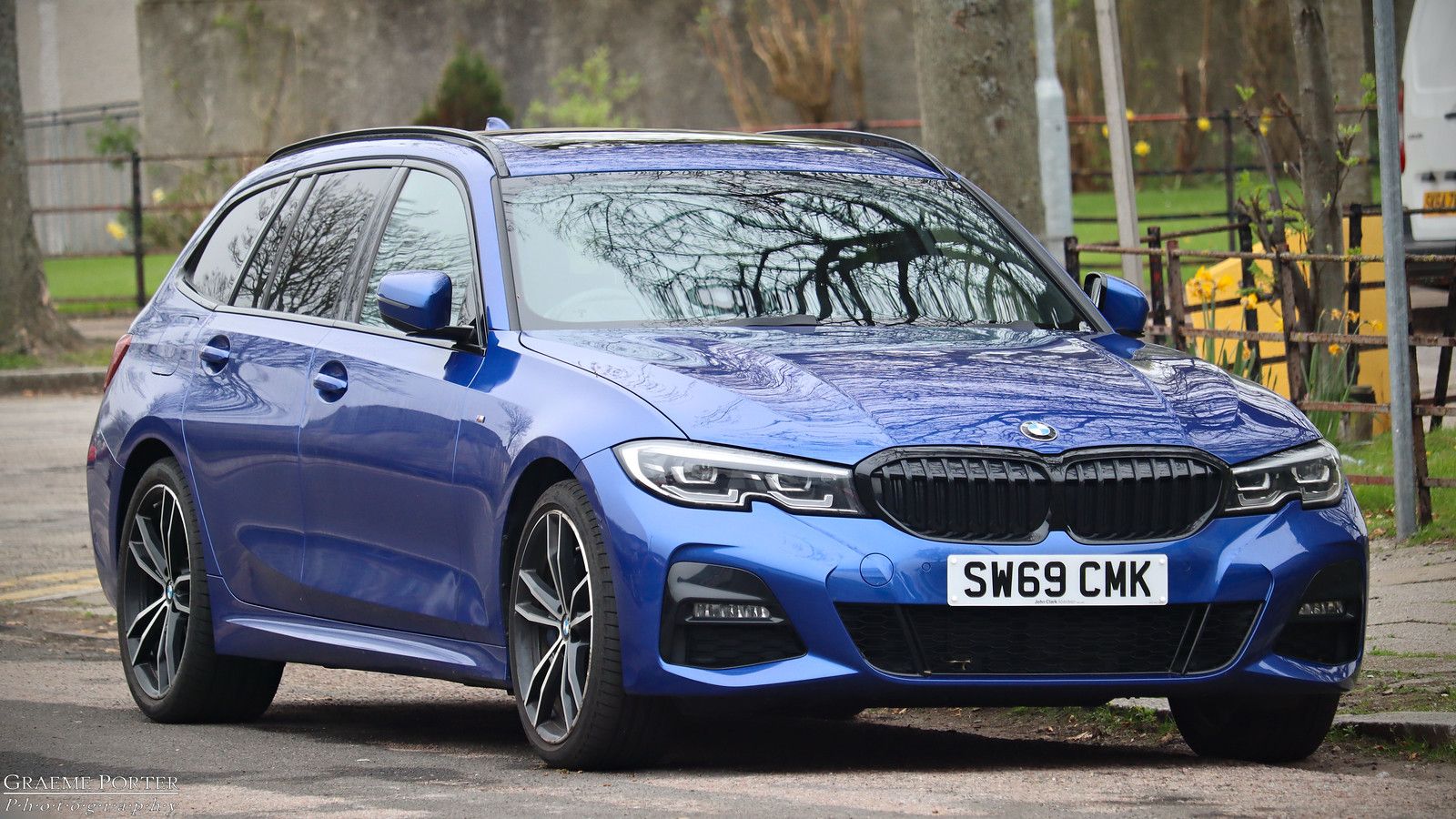 1600x900 BMW 330d Touring (G21) M Sport