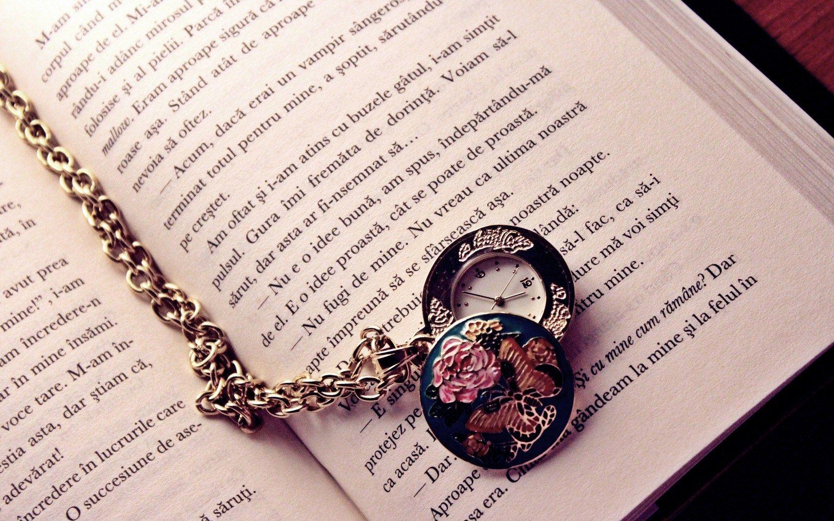 1680x1050 Watch Chain Book Pages
