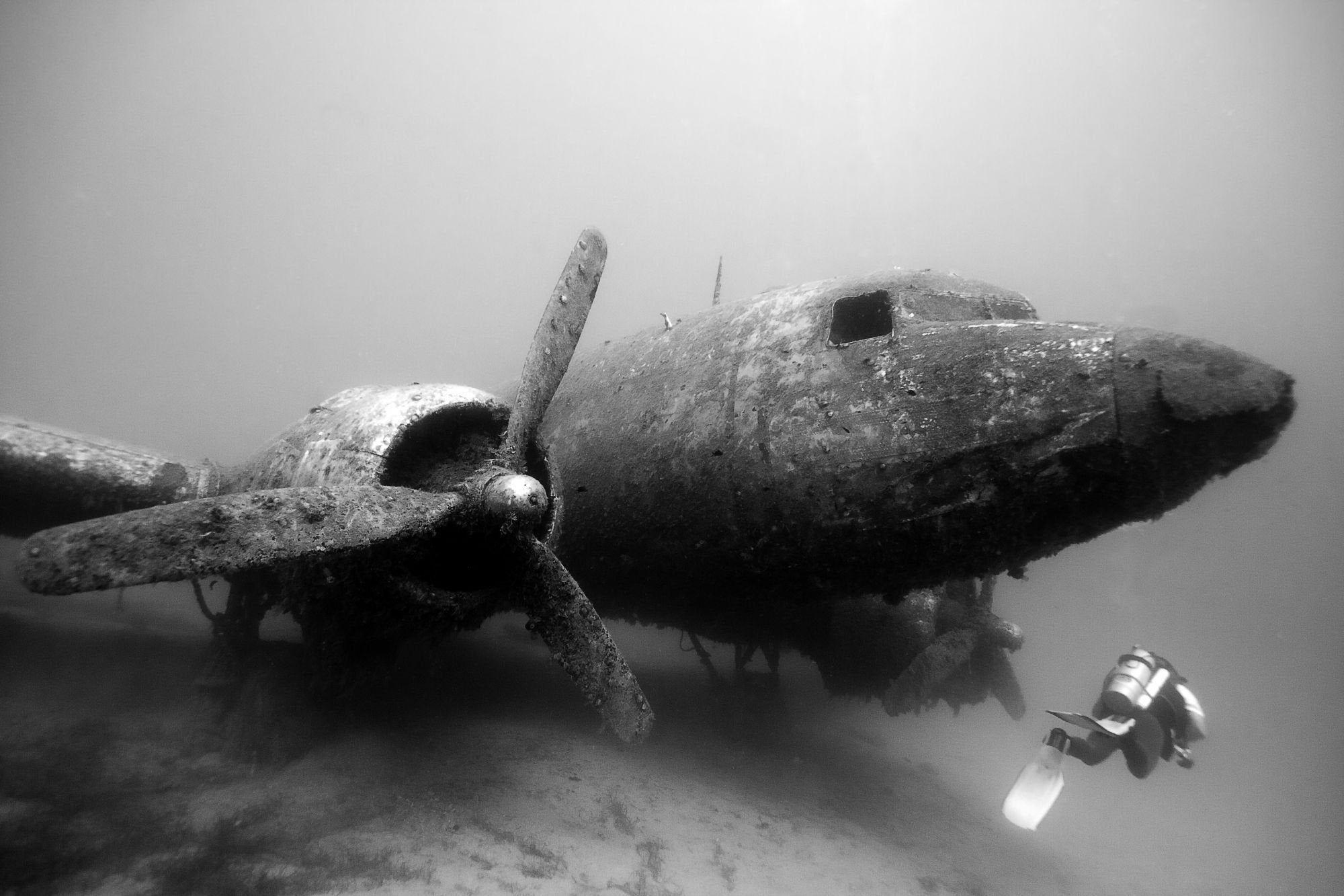 2000x1333 Sunken Plane from WW2 [2000x1333]