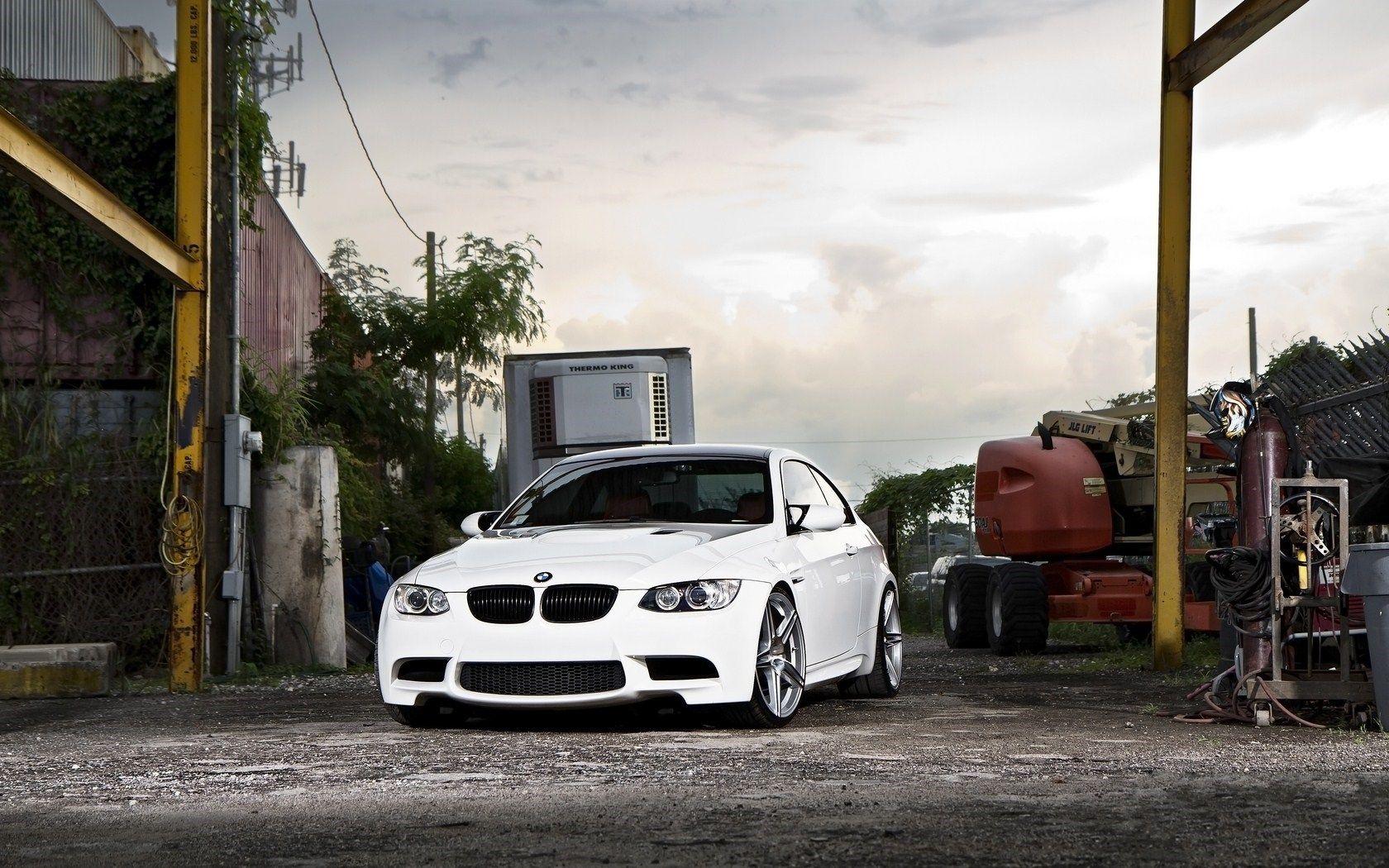 White Bmw Wallpapers Top Free White Bmw Backgrounds Wallpaperaccess