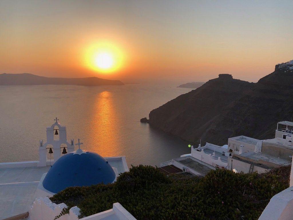1024x768 The four surprising things about a Santorini sunset