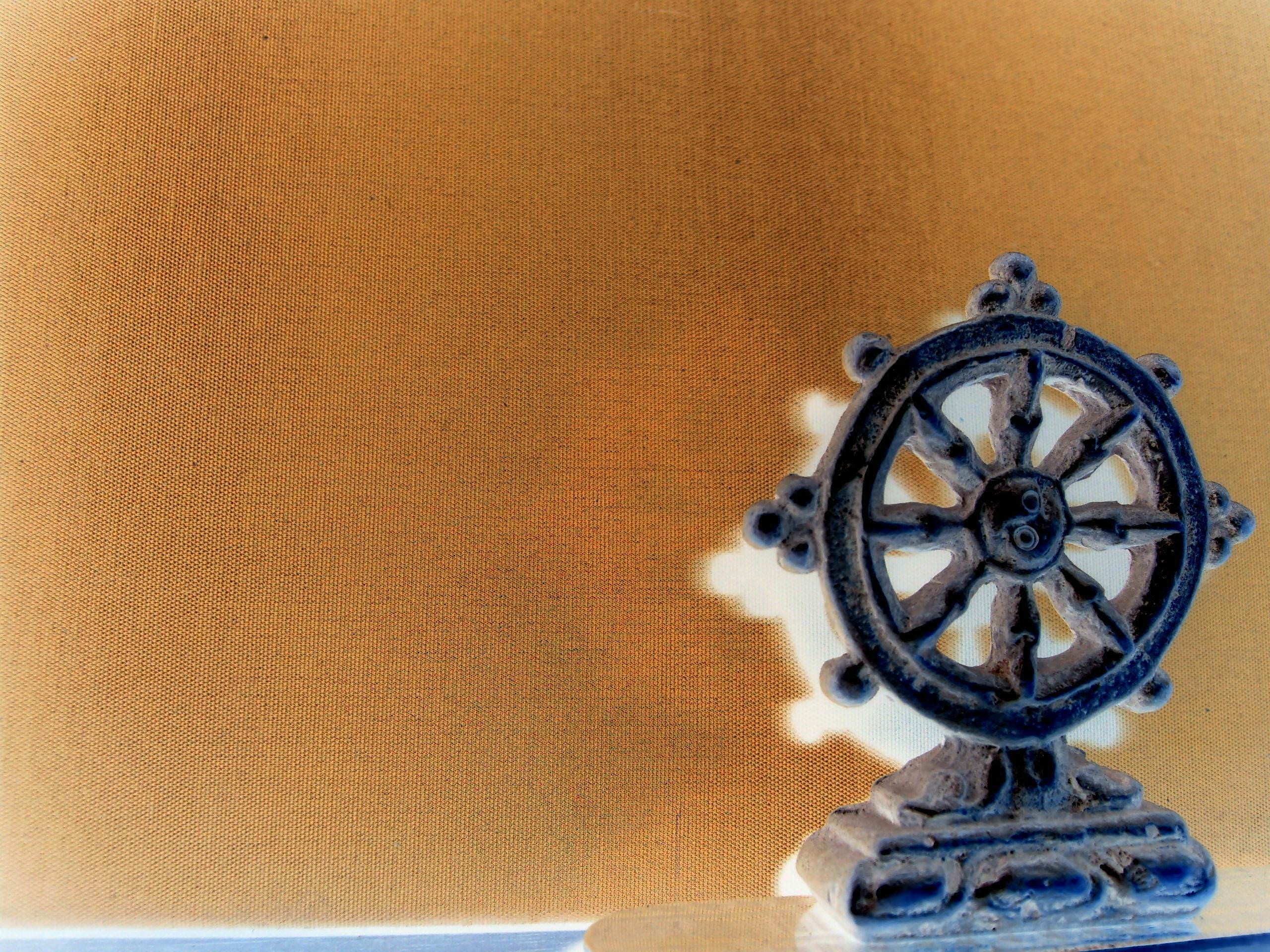 2560x1920 Buddhist Wheel Wallpaper. Copyright Free Photo (by M. Vorel)