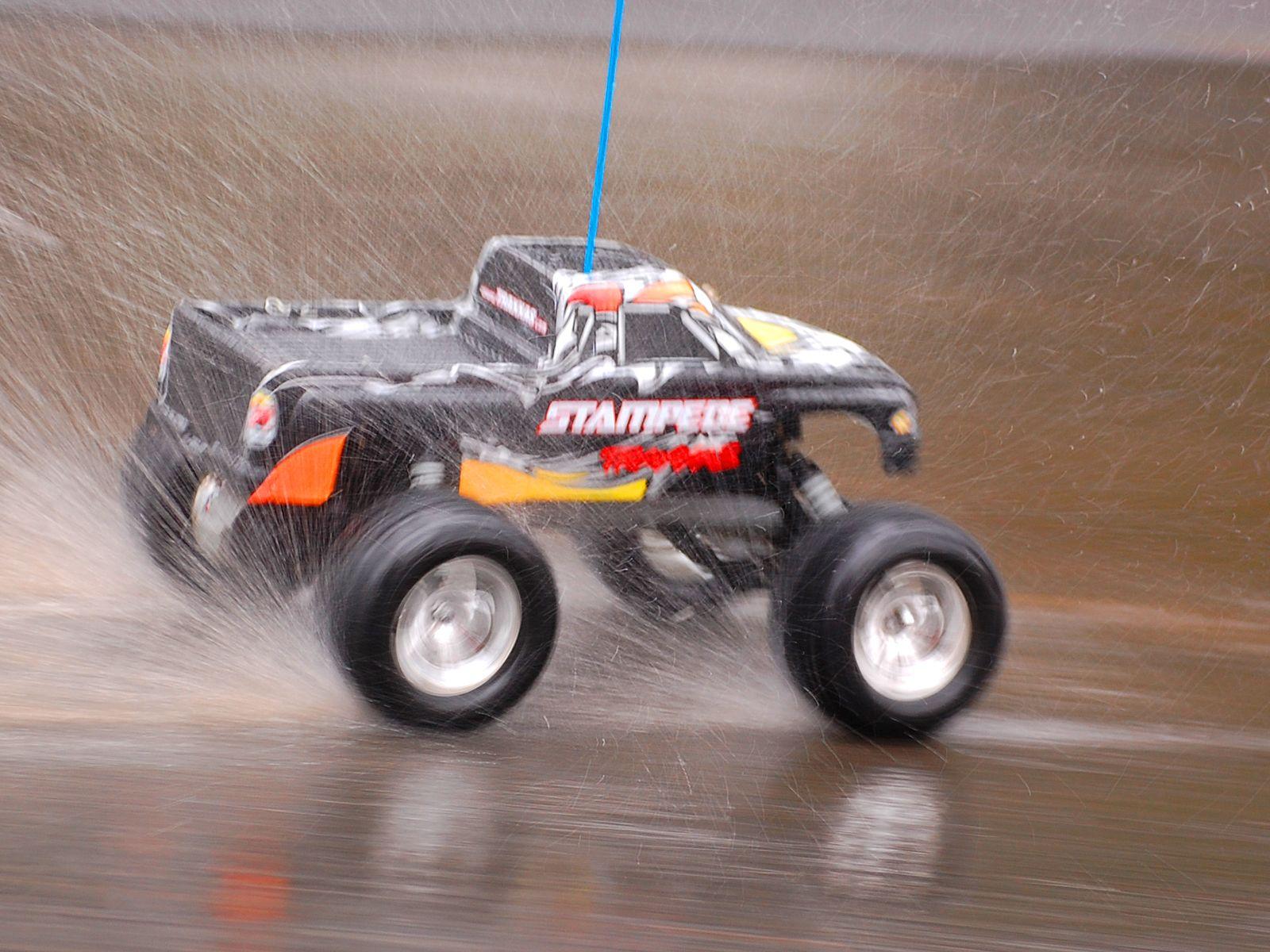 1600x1200 RC Cars Wallpaper