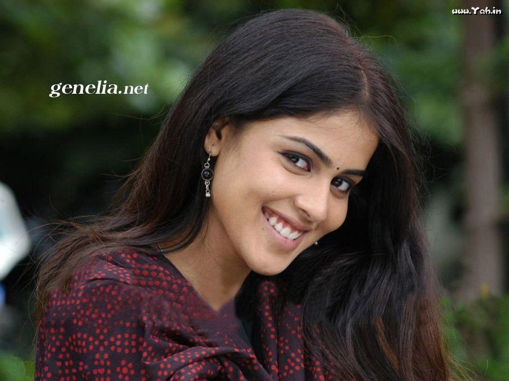 1024x768 Genelia cute wallpaper