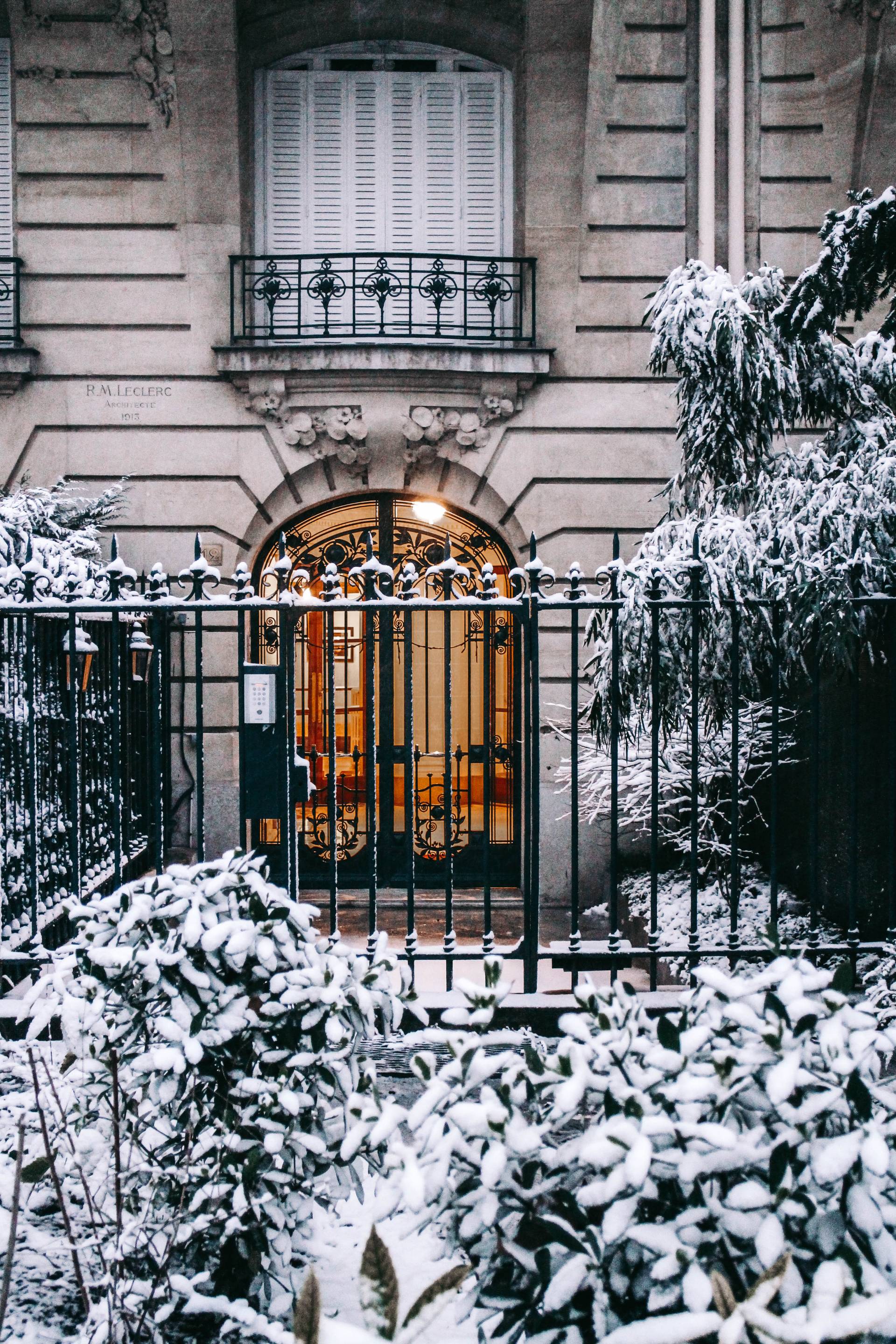 1920x2880 Snowy Paris (iPhone Wallpaper)
