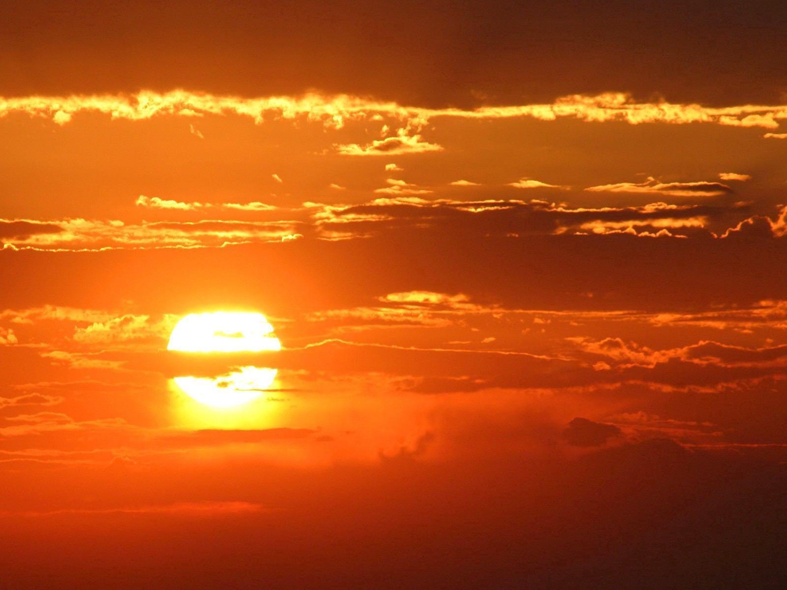 1600x1200 Download wallpaper 1600x1200 sun, decline, clouds, evening