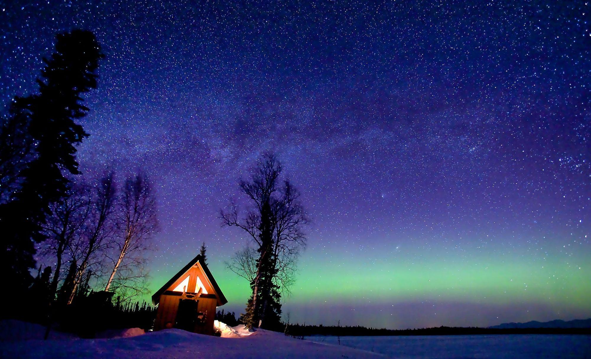 2000x1218 Starry Sky over Winter Cabin HD Wallpaper