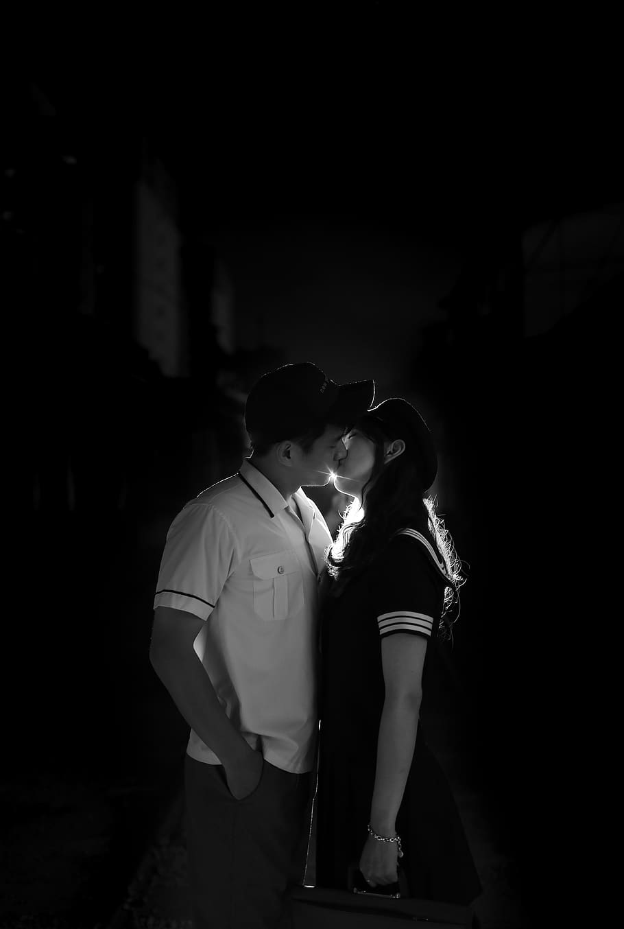 Hình nền HD 910x1354: hôn, đen, yêu, chụp nhanh, hai người, đàn ông