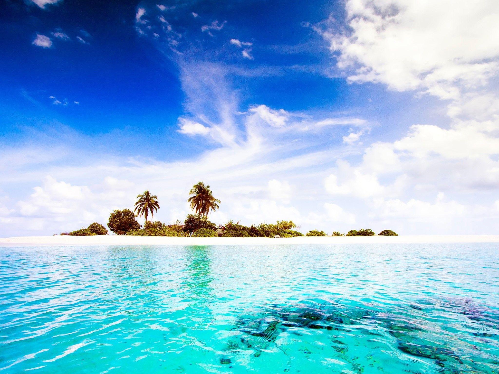 2048x1536 Island in Maldives Wallpaper