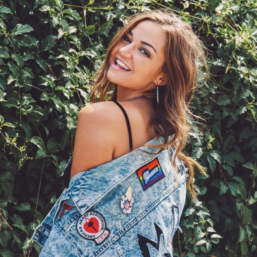 900x900 Erika Costell Wallpaper