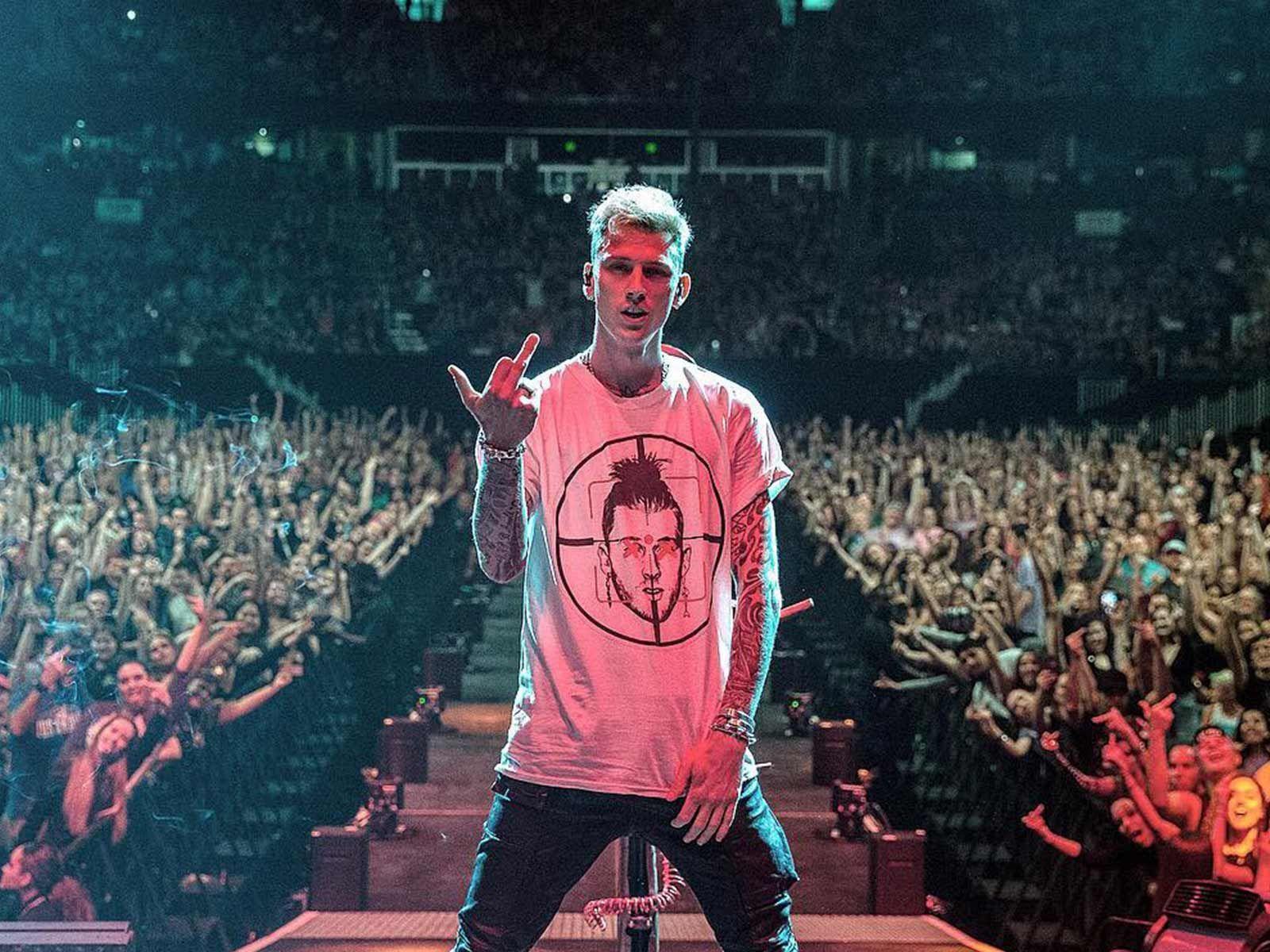 1600x1200 Machine Gun Kelly Trolls Eminem While Wearing 'KILLSHOT' Shirt at