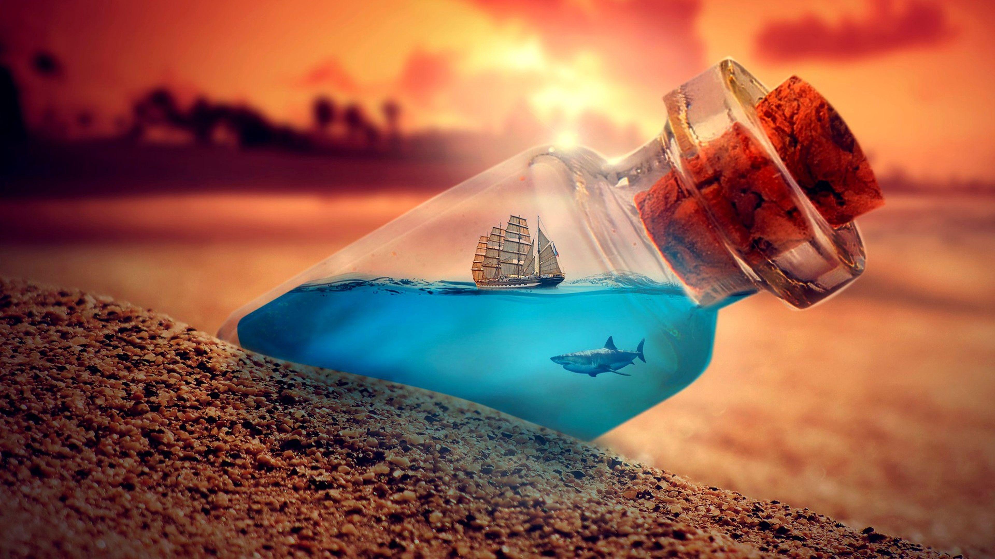 В бутылке закрытой крышкой находится вода. Море в бутылке. Кораблик в бутылке. Корабль в бутылке. Креативные обои на рабочий стол.
