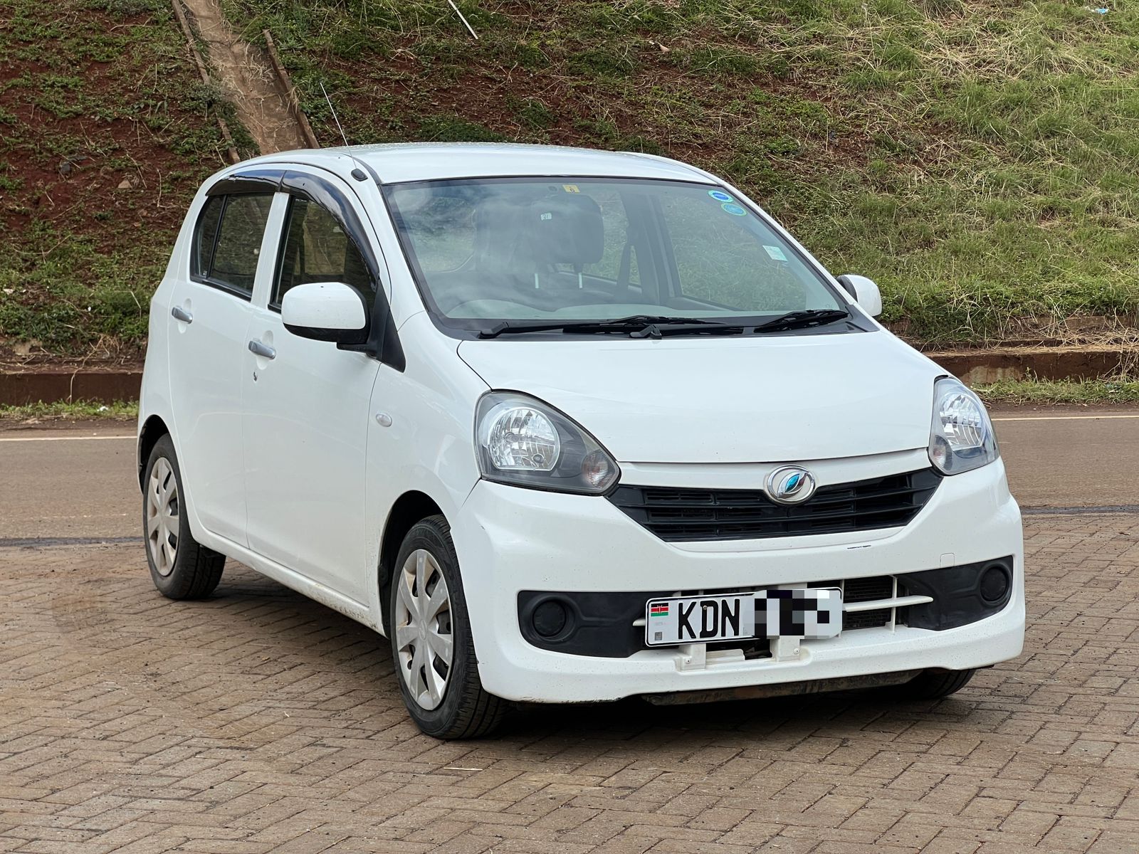 1600x1200 Daihatsu Mira Es 2WD Price in Kenya