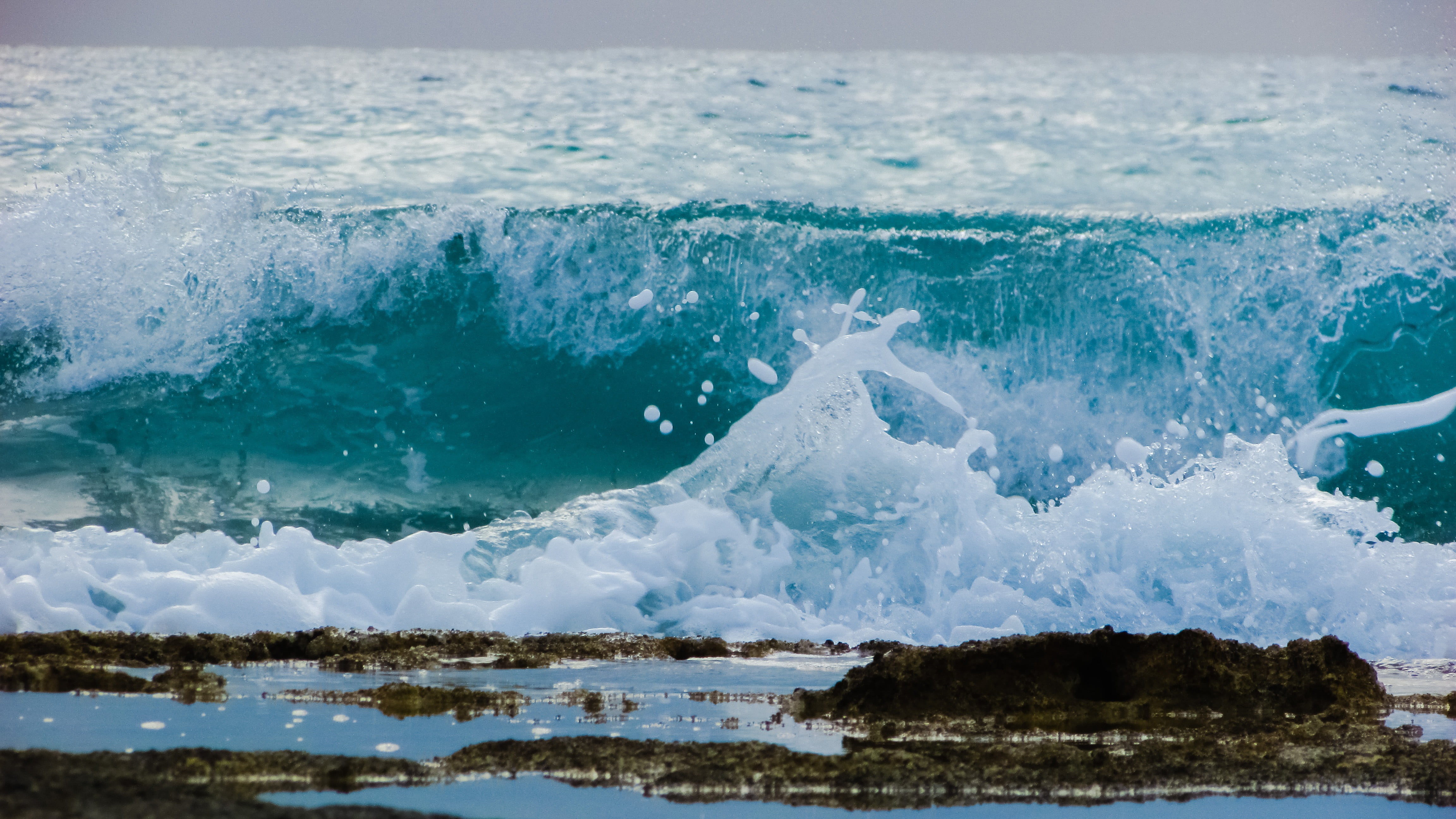 4608x2592 Royalty Free Photo: High Waves In Daytime