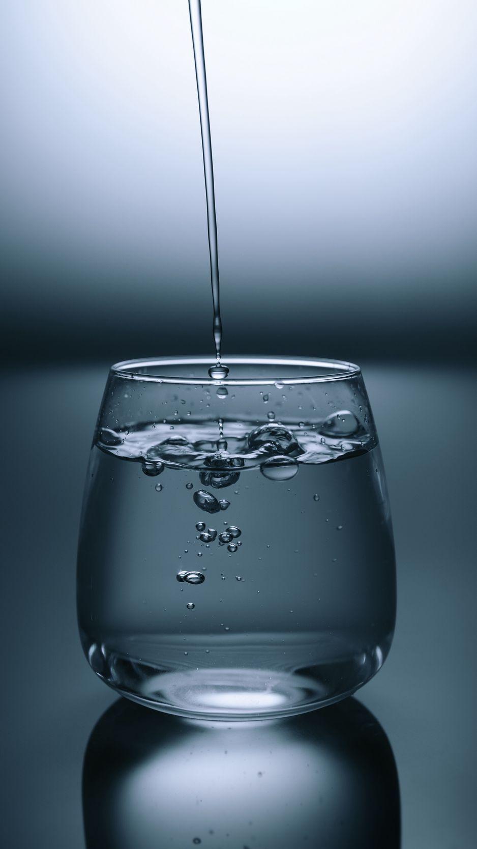 938x1668 Download wallpaper 938x1668 glass, water, drops, liquid, gray