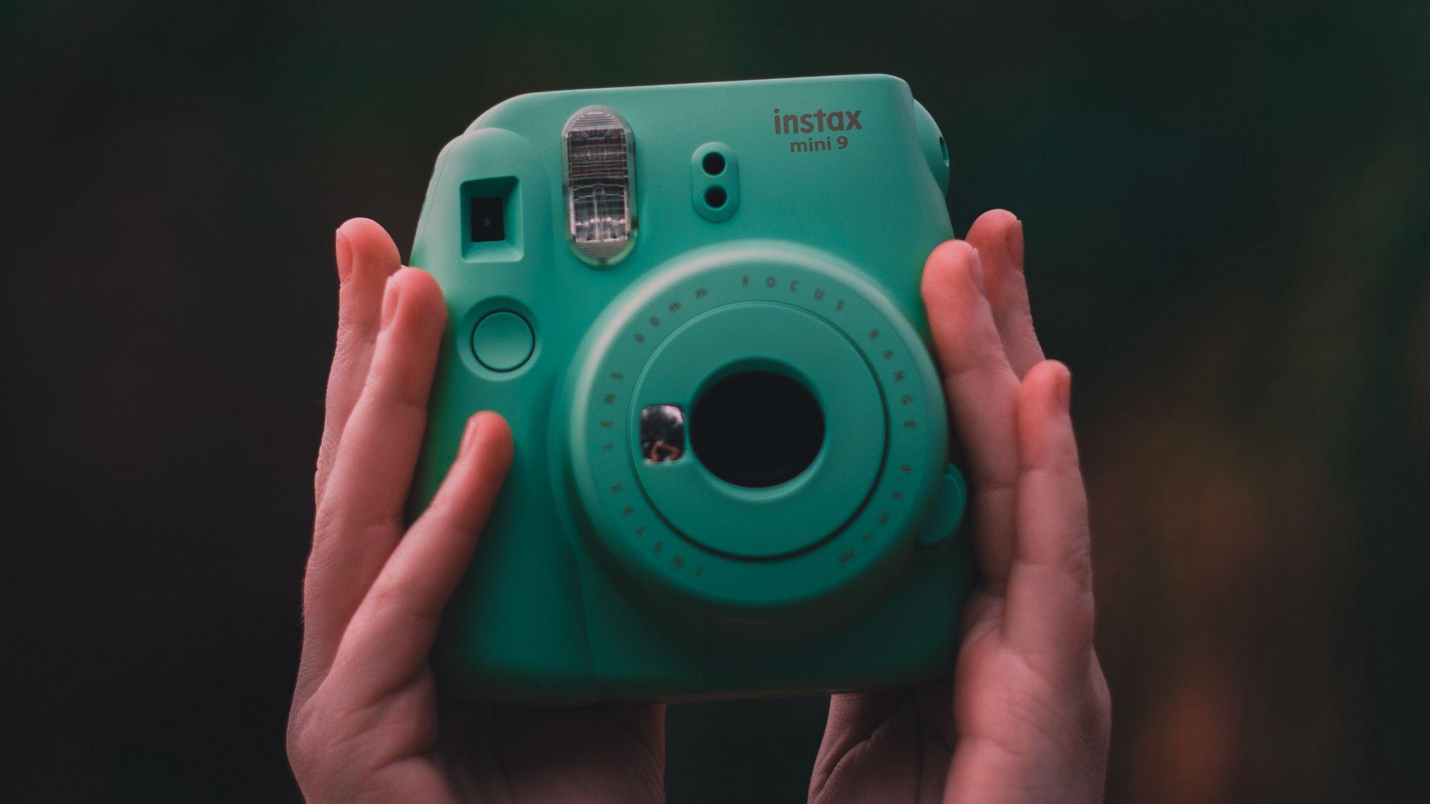 2048x1152 Download wallpaper 2048x1152 camera, hands, vintage, retro