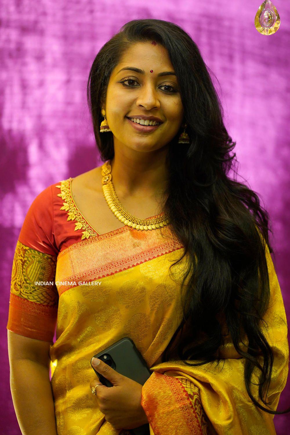 Navya Nair Wallpapers - Top Free Navya Nair Backgrounds - WallpaperAccess