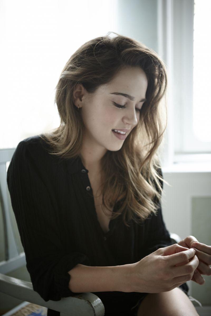 800x1200 Matilda Lutz wallpaper