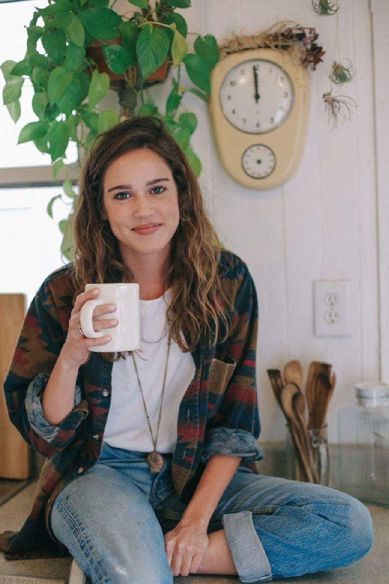 800x1200 Matilda Lutz wallpaper